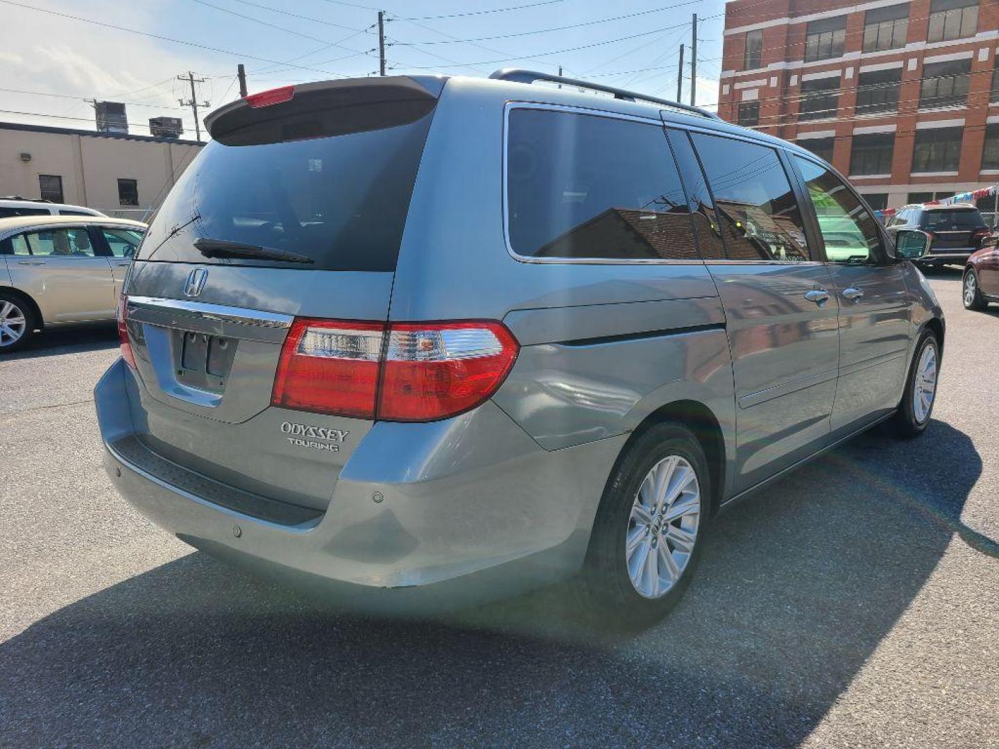 2005 SILVER HONDA ODYSSEY TOURING (5FNRL38865B) with an 3.5L engine, Automatic transmission, located at 117 North Cameron Street, Harrisburg, PA, 17101, (717) 963-8962, 40.266762, -76.875259 - WE FINANCE!!! Good Credit/ Bad Credit/ No Credit - ALL Trade-Ins Welcomed!!! ***Guaranteed Credit Approval*** APPLY ONLINE or CALL us TODAY ;) Internet Prices and Marketplace Prices are SPECIAL discounted ***CASH DEALS*** Retail Prices are higher. Please call us to discuss your cash and finan - Photo#3