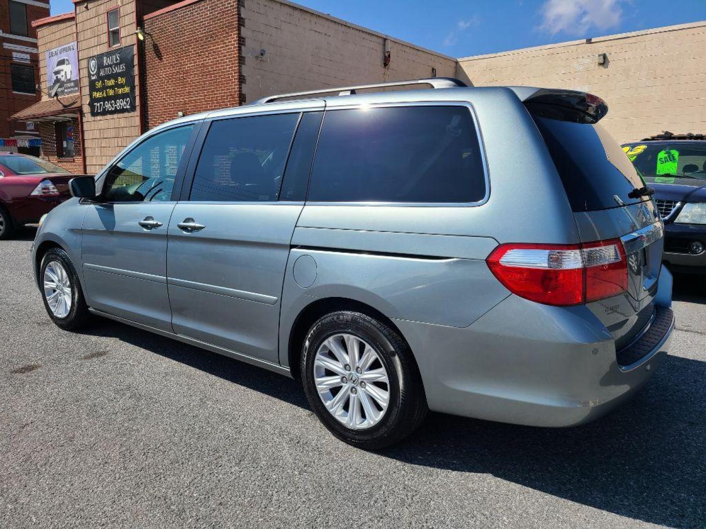 2005 SILVER HONDA ODYSSEY TOURING (5FNRL38865B) with an 3.5L engine, Automatic transmission, located at 117 North Cameron Street, Harrisburg, PA, 17101, (717) 963-8962, 40.266762, -76.875259 - WE FINANCE!!! Good Credit/ Bad Credit/ No Credit - ALL Trade-Ins Welcomed!!! ***Guaranteed Credit Approval*** APPLY ONLINE or CALL us TODAY ;) Internet Prices and Marketplace Prices are SPECIAL discounted ***CASH DEALS*** Retail Prices are higher. Please call us to discuss your cash and finan - Photo#4