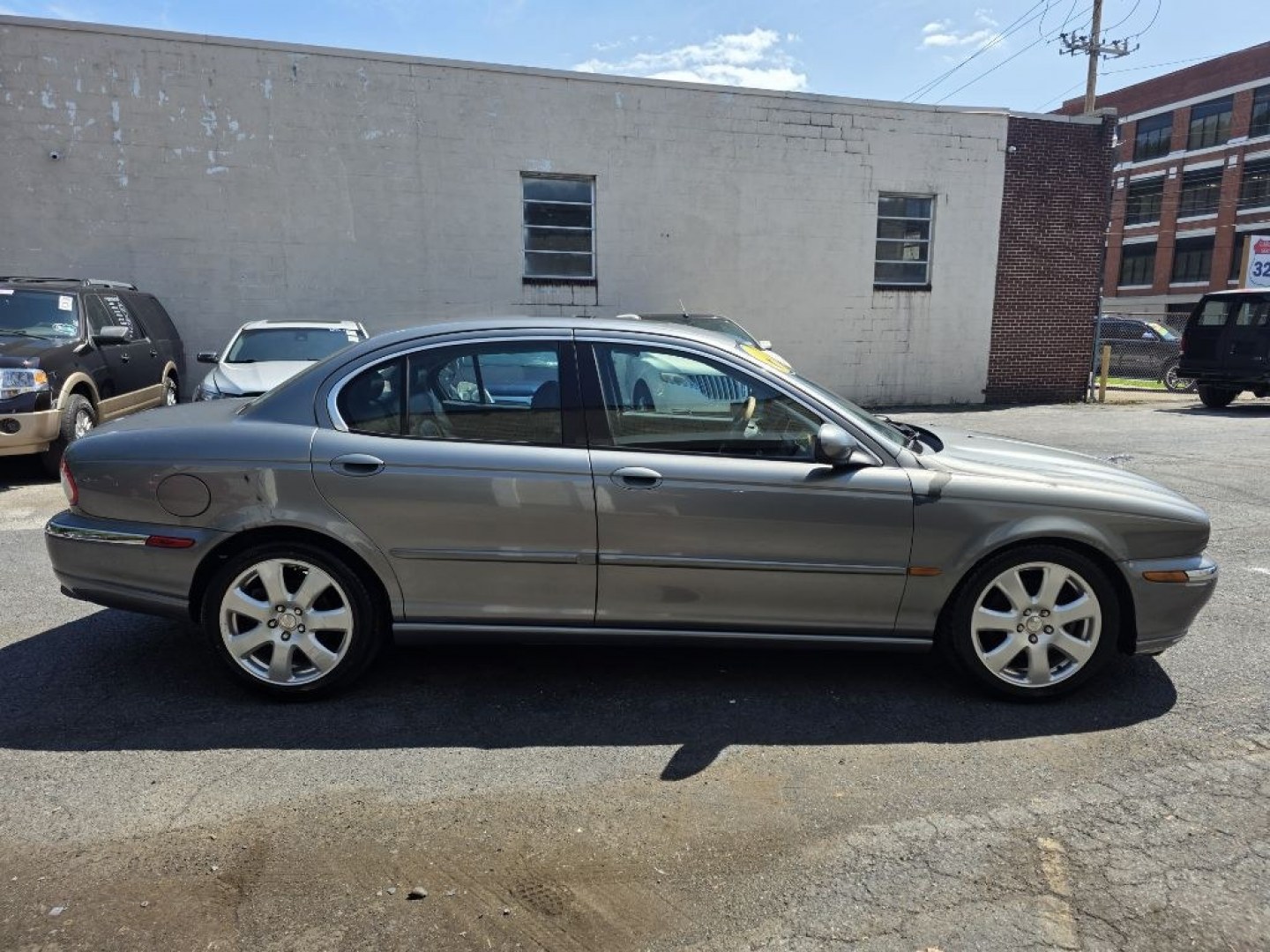 2005 GREY JAGUAR X-TYPE 3.0 (SAJWA51C65W) with an 3.0L engine, Automatic transmission, located at 7981 Paxton Street, Harrisburg, PA, 17111, (717) 561-2926, 40.261490, -76.749229 - $1600 CASH DEAL, RUNS AND DRIVES. TRADE IN SPECIAL. INSPECTED TIL 12/26 AS-IS- Photo#5