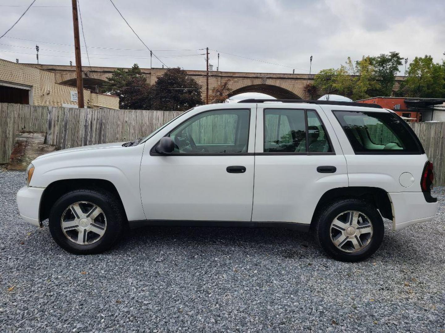 2006 WHITE CHEVROLET TRAILBLAZER LS (1GNDT13S162) with an 4.2L engine, Automatic transmission, located at 117 North Cameron Street, Harrisburg, PA, 17101, (717) 963-8962, 40.266762, -76.875259 - WE FINANCE!!! Good Credit/ Bad Credit/ No Credit - ALL Trade-Ins Welcomed!!! ***Guaranteed Credit Approval*** APPLY ONLINE or CALL us TODAY ;) Please call us to discuss your cash and financing options. - Photo#1