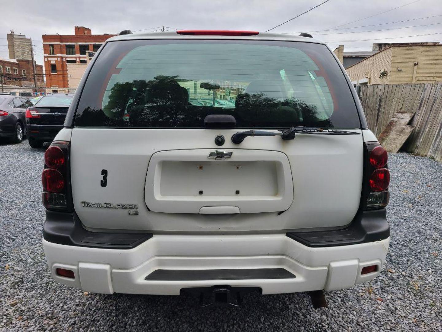 2006 WHITE CHEVROLET TRAILBLAZER LS (1GNDT13S162) with an 4.2L engine, Automatic transmission, located at 117 North Cameron Street, Harrisburg, PA, 17101, (717) 963-8962, 40.266762, -76.875259 - WE FINANCE!!! Good Credit/ Bad Credit/ No Credit - ALL Trade-Ins Welcomed!!! ***Guaranteed Credit Approval*** APPLY ONLINE or CALL us TODAY ;) Please call us to discuss your cash and financing options. - Photo#3