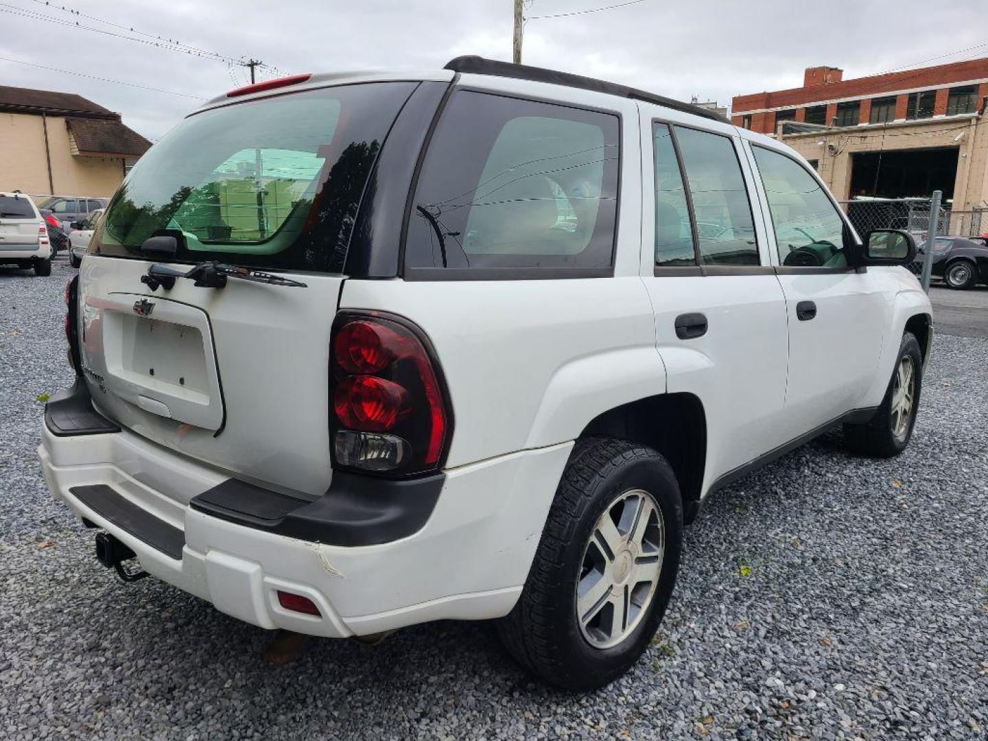 2006 WHITE CHEVROLET TRAILBLAZER LS (1GNDT13S162) with an 4.2L engine, Automatic transmission, located at 117 North Cameron Street, Harrisburg, PA, 17101, (717) 963-8962, 40.266762, -76.875259 - WE FINANCE!!! Good Credit/ Bad Credit/ No Credit - ALL Trade-Ins Welcomed!!! ***Guaranteed Credit Approval*** APPLY ONLINE or CALL us TODAY ;) Please call us to discuss your cash and financing options. - Photo#4