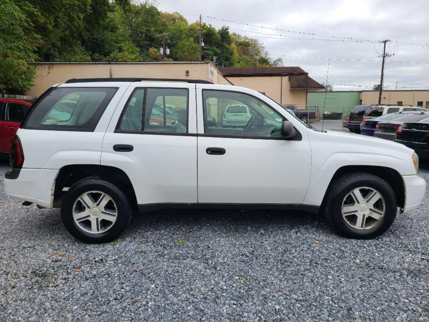 2006 WHITE CHEVROLET TRAILBLAZER LS (1GNDT13S162) with an 4.2L engine, Automatic transmission, located at 117 North Cameron Street, Harrisburg, PA, 17101, (717) 963-8962, 40.266762, -76.875259 - WE FINANCE!!! Good Credit/ Bad Credit/ No Credit - ALL Trade-Ins Welcomed!!! ***Guaranteed Credit Approval*** APPLY ONLINE or CALL us TODAY ;) Please call us to discuss your cash and financing options. - Photo#5