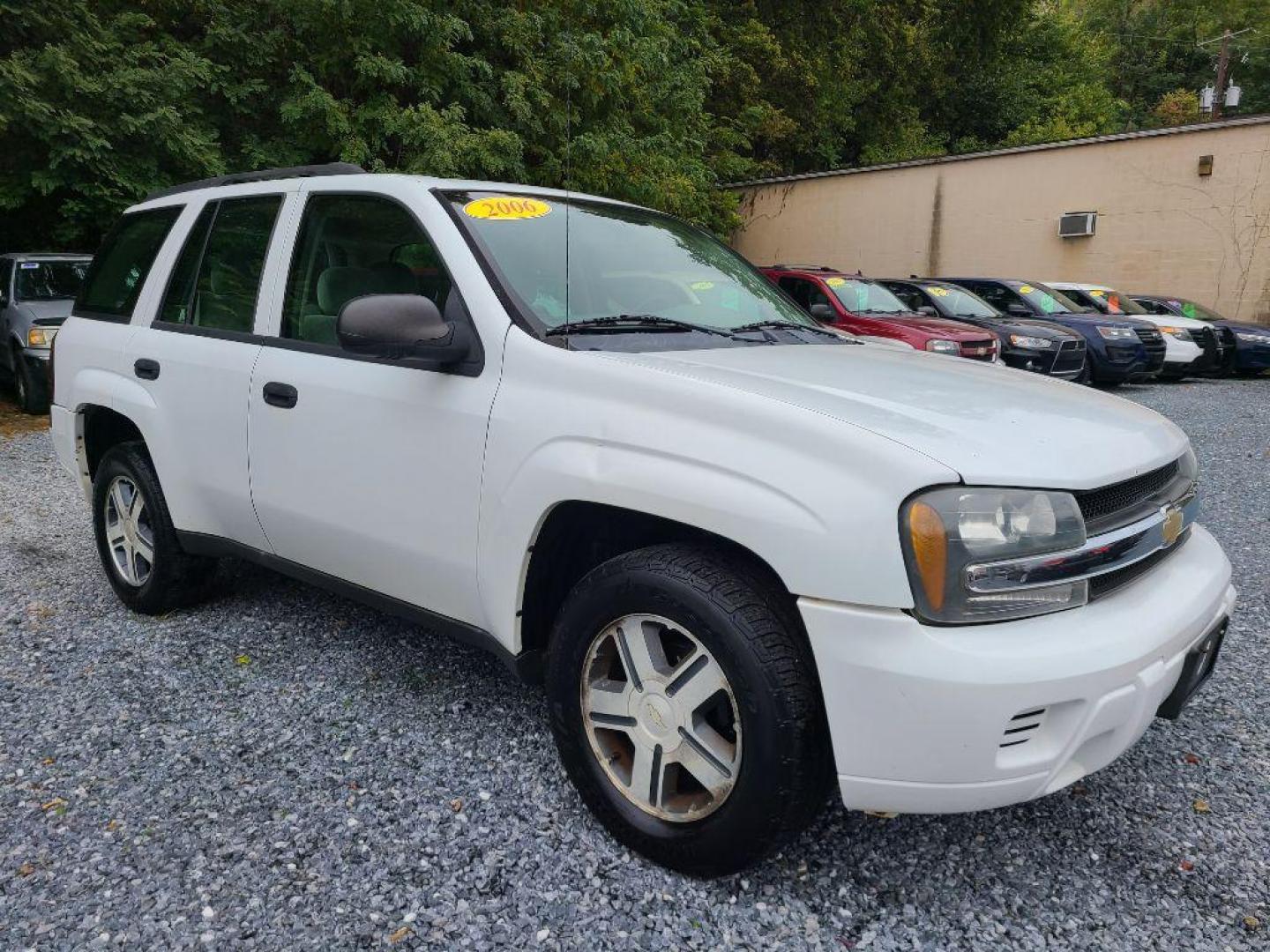 2006 WHITE CHEVROLET TRAILBLAZER LS (1GNDT13S162) with an 4.2L engine, Automatic transmission, located at 117 North Cameron Street, Harrisburg, PA, 17101, (717) 963-8962, 40.266762, -76.875259 - WE FINANCE!!! Good Credit/ Bad Credit/ No Credit - ALL Trade-Ins Welcomed!!! ***Guaranteed Credit Approval*** APPLY ONLINE or CALL us TODAY ;) Please call us to discuss your cash and financing options. - Photo#6