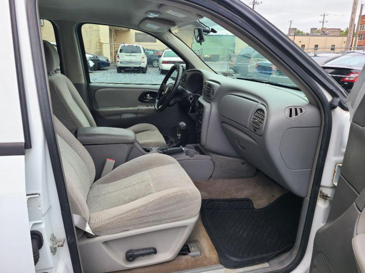 2006 WHITE CHEVROLET TRAILBLAZER LS (1GNDT13S162) with an 4.2L engine, Automatic transmission, located at 117 North Cameron Street, Harrisburg, PA, 17101, (717) 963-8962, 40.266762, -76.875259 - WE FINANCE!!! Good Credit/ Bad Credit/ No Credit - ALL Trade-Ins Welcomed!!! ***Guaranteed Credit Approval*** APPLY ONLINE or CALL us TODAY ;) Please call us to discuss your cash and financing options. - Photo#8