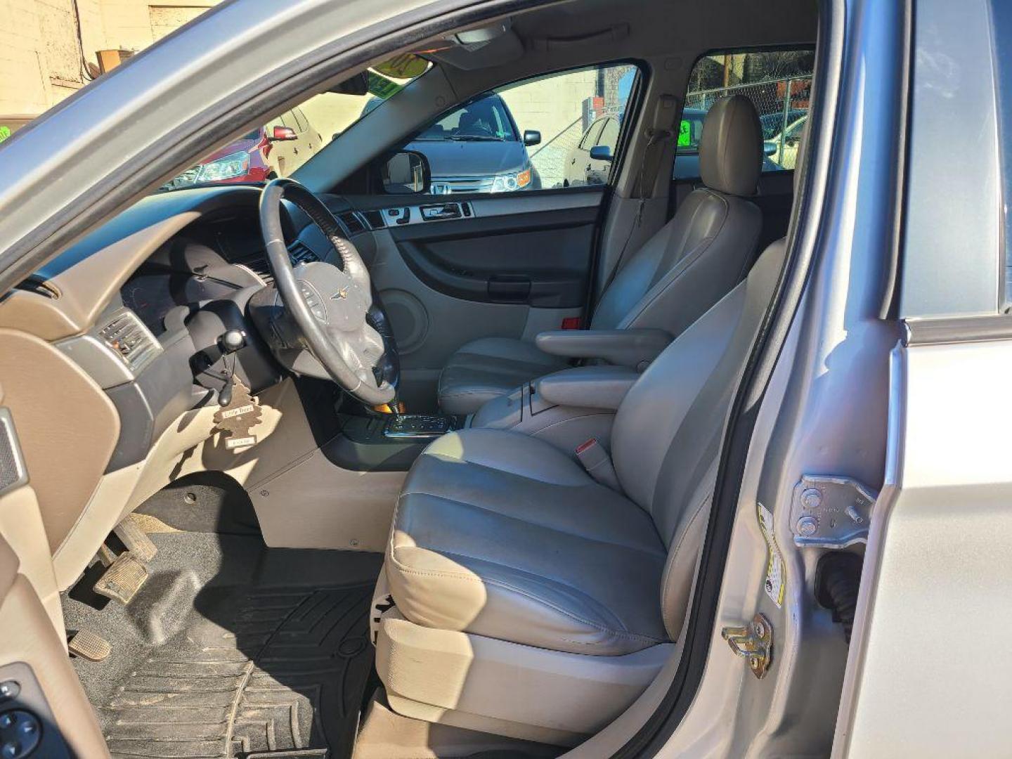 2006 SILVER CHRYSLER PACIFICA WAGON (2A8GF48456R) with an 3.5L engine, Automatic transmission, located at 117 North Cameron Street, Harrisburg, PA, 17101, (717) 963-8962, 40.266762, -76.875259 - WE FINANCE!!! Good Credit/ Bad Credit/ No Credit - ALL Trade-Ins Welcomed!!! ***Guaranteed Credit Approval*** APPLY ONLINE or CALL us TODAY ;) Internet Prices and Marketplace Prices are SPECIAL discounted ***CASH DEALS*** Retail Prices are higher. Please call us to discuss your cash and finan - Photo#13