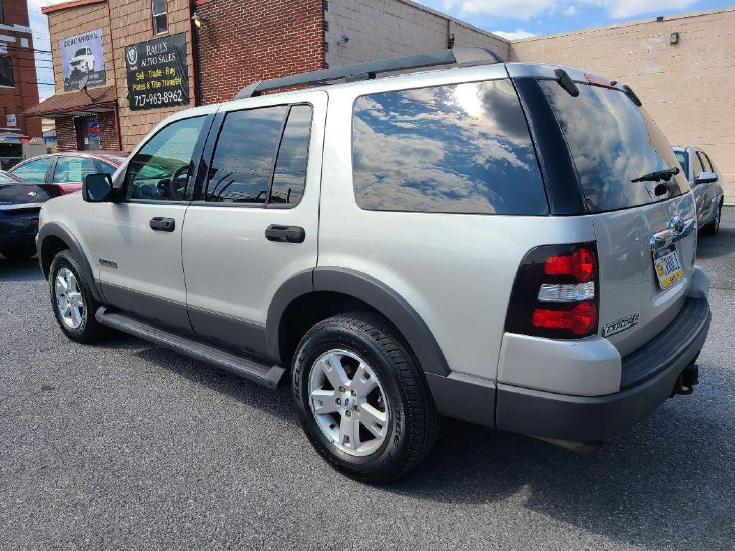 2006 SILVER FORD EXPLORER XLT (1FMEU73E46Z) with an 4.0L engine, Automatic transmission, located at 117 North Cameron Street, Harrisburg, PA, 17101, (717) 963-8962, 40.266762, -76.875259 - WE FINANCE!!! Good Credit/ Bad Credit/ No Credit - ALL Trade-Ins Welcomed!!! ***Guaranteed Credit Approval*** APPLY ONLINE or CALL us TODAY ;) Internet Prices and Marketplace Prices are SPECIAL discounted ***CASH DEALS*** Retail Prices are higher. Please call us to discuss your cash and finan - Photo#4