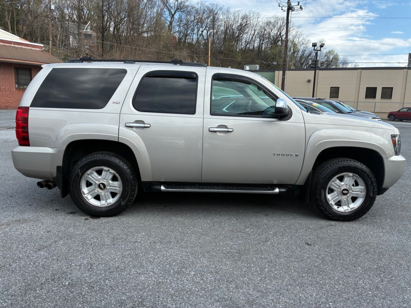 2007 SILVER CHEVROLET TAHOE Z71 1500 (1GNFK13037R) with an 5.3L engine, Automatic transmission, located at 117 North Cameron Street, Harrisburg, PA, 17101, (717) 963-8962, 40.266762, -76.875259 - WE FINANCE!!! Good Credit/ Challenged Credit/ No Credit - ALL Trade-Ins Welcomed!!! APPLY ONLINE or CALL us TODAY ;) Please call us to discuss your cash and/or financing options.- Photo#5