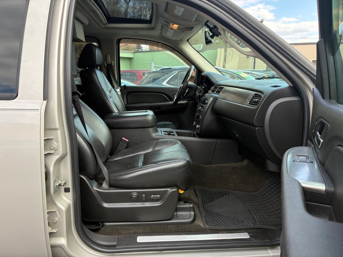 2007 SILVER CHEVROLET TAHOE Z71 1500 (1GNFK13037R) with an 5.3L engine, Automatic transmission, located at 117 North Cameron Street, Harrisburg, PA, 17101, (717) 963-8962, 40.266762, -76.875259 - WE FINANCE!!! Good Credit/ Challenged Credit/ No Credit - ALL Trade-Ins Welcomed!!! APPLY ONLINE or CALL us TODAY ;) Please call us to discuss your cash and/or financing options.- Photo#8