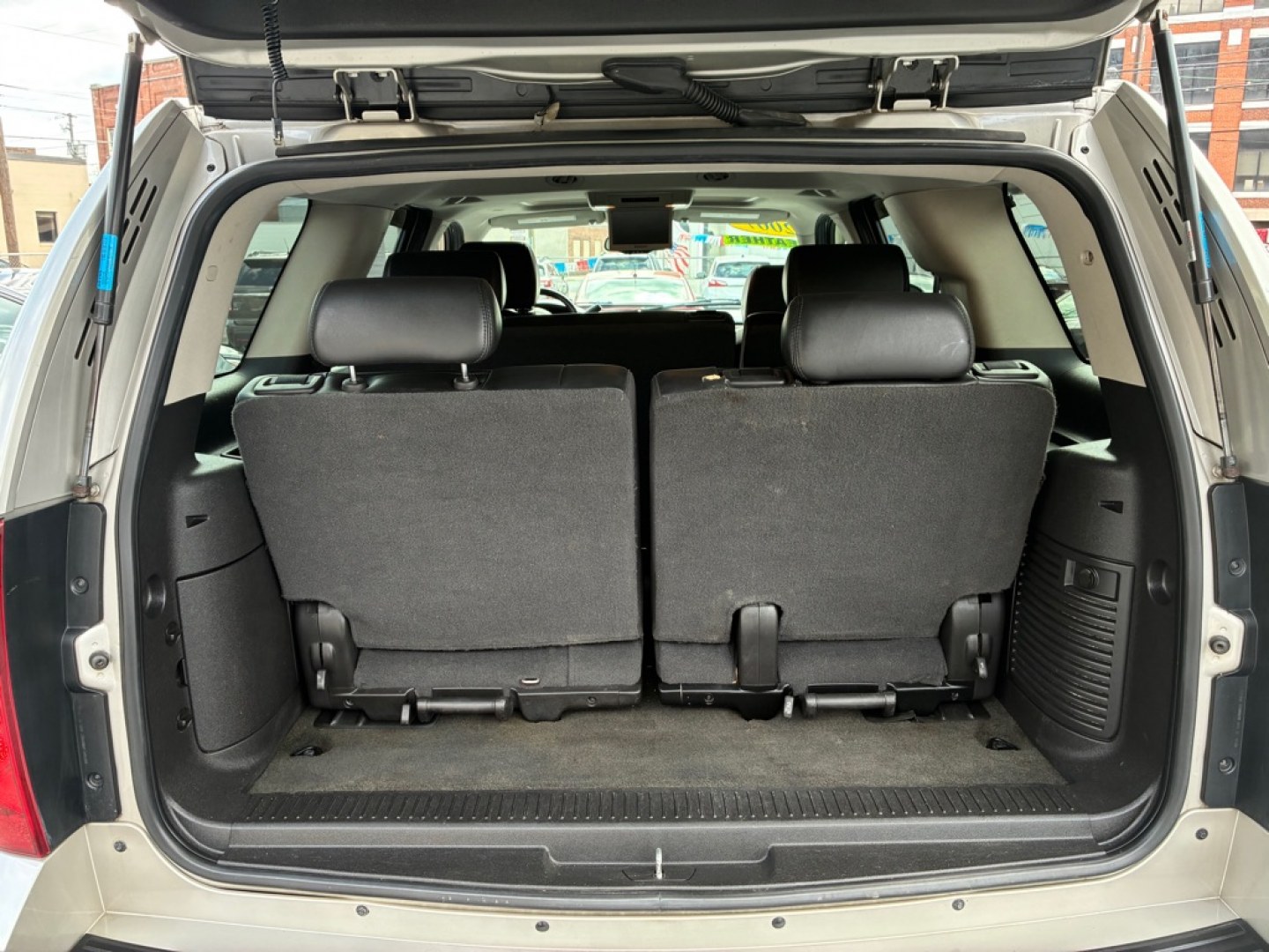 2007 SILVER CHEVROLET TAHOE Z71 1500 (1GNFK13037R) with an 5.3L engine, Automatic transmission, located at 117 North Cameron Street, Harrisburg, PA, 17101, (717) 963-8962, 40.266762, -76.875259 - WE FINANCE!!! Good Credit/ Challenged Credit/ No Credit - ALL Trade-Ins Welcomed!!! APPLY ONLINE or CALL us TODAY ;) Please call us to discuss your cash and/or financing options.- Photo#11