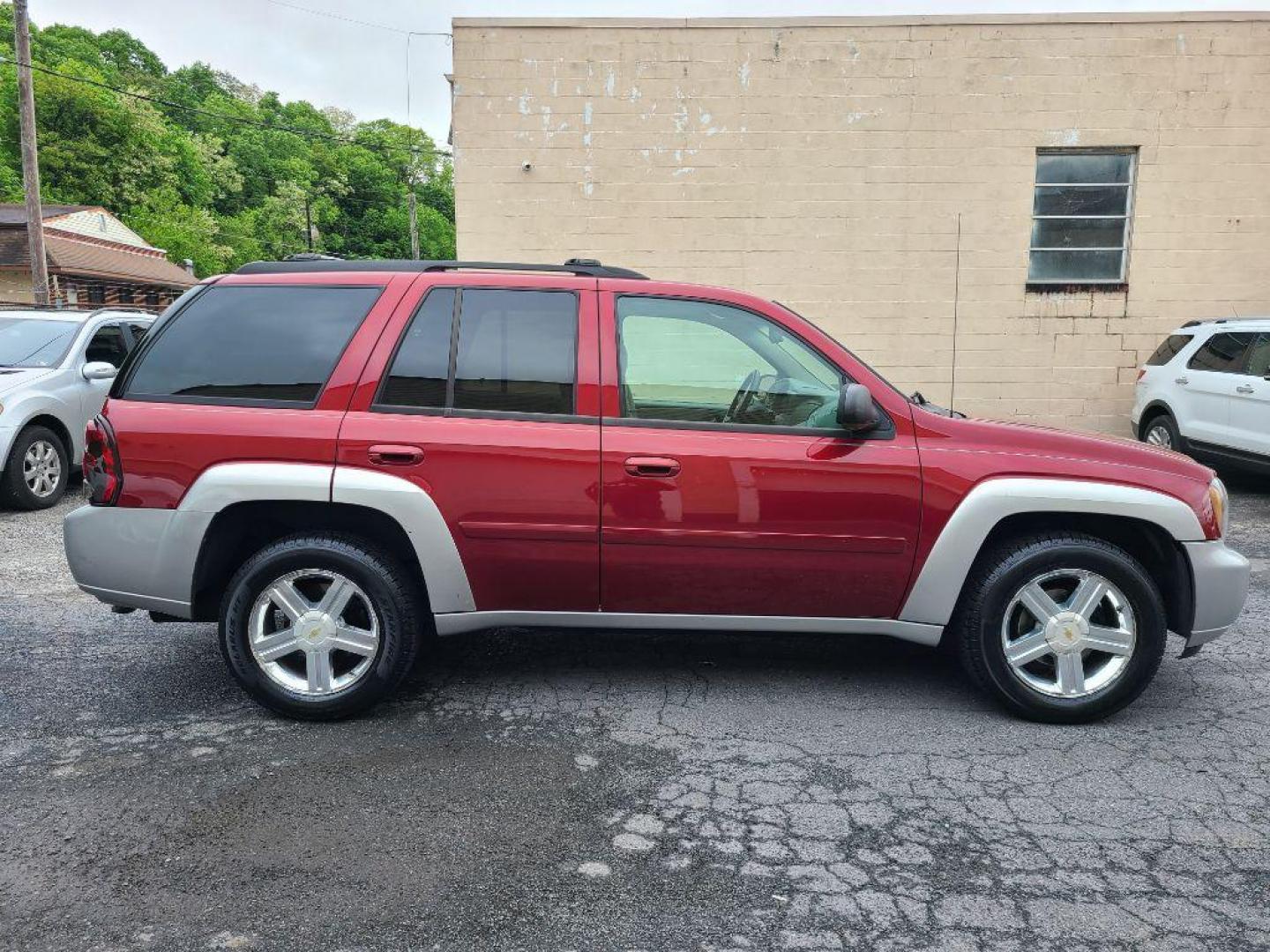 2007 RED CHEVROLET TRAILBLAZER LT (1GNDT13S872) with an 4.2L engine, Automatic transmission, located at 117 North Cameron Street, Harrisburg, PA, 17101, (717) 963-8962, 40.266762, -76.875259 - WE FINANCE!!! Good Credit/ Bad Credit/ No Credit - ALL Trade-Ins Welcomed!!! ***Guaranteed Credit Approval*** APPLY ONLINE or CALL us TODAY ;) Internet Prices and Marketplace Prices are SPECIAL discounted ***CASH DEALS*** Retail Prices are higher. Please call us to discuss your cash and finan - Photo#5