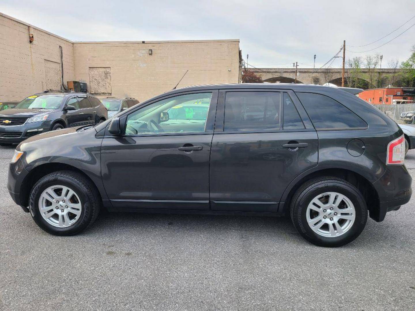 2007 GRAY FORD EDGE SE (2FMDK36C07B) with an 3.5L engine, Automatic transmission, located at 117 North Cameron Street, Harrisburg, PA, 17101, (717) 963-8962, 40.266762, -76.875259 - WE FINANCE!!! Good Credit/ Bad Credit/ No Credit - ALL Trade-Ins Welcomed!!! ***Guaranteed Credit Approval*** APPLY ONLINE or CALL us TODAY ;) Internet Prices and Marketplace Prices are SPECIAL discounted ***CASH DEALS*** Retail Prices are higher. Please call us to discuss your cash and finan - Photo#7