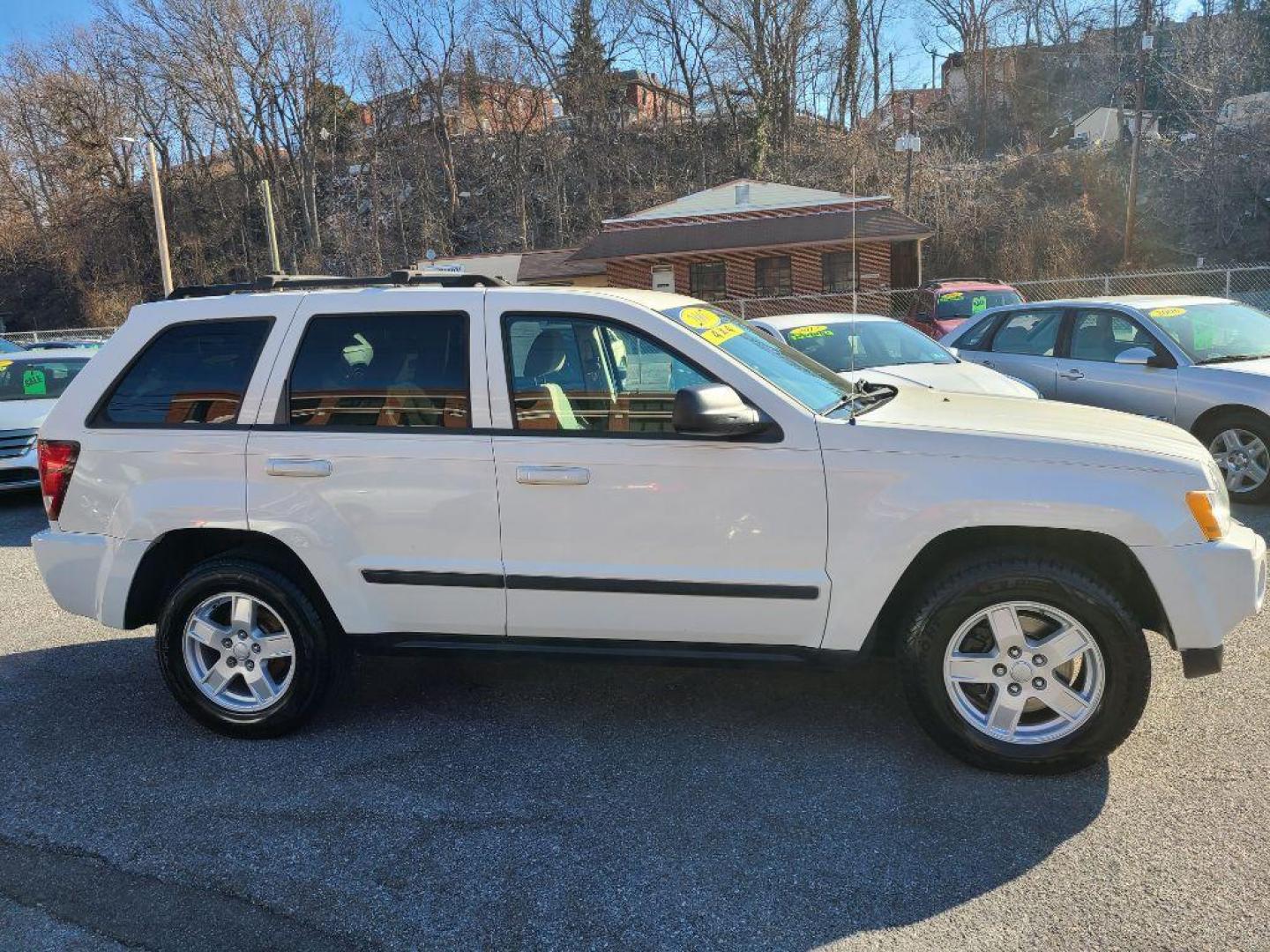 2007 WHITE JEEP GRAND CHEROKEE LAREDO (1J8GR48K37C) with an 3.7L engine, Automatic transmission, located at 117 North Cameron Street, Harrisburg, PA, 17101, (717) 963-8962, 40.266762, -76.875259 - WE FINANCE!!! Good Credit/ Bad Credit/ No Credit - ALL Trade-Ins Welcomed!!! ***Guaranteed Credit Approval*** APPLY ONLINE or CALL us TODAY ;) Internet Prices and Marketplace Prices are SPECIAL discounted ***CASH DEALS*** Retail Prices are higher. Please call us to discuss your cash and finan - Photo#19