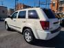 2007 WHITE JEEP GRAND CHEROKEE LAREDO (1J8GR48K37C) with an 3.7L engine, Automatic transmission, located at 117 North Cameron Street, Harrisburg, PA, 17101, (717) 963-8962, 40.266762, -76.875259 - WE FINANCE!!! Good Credit/ Bad Credit/ No Credit - ALL Trade-Ins Welcomed!!! ***Guaranteed Credit Approval*** APPLY ONLINE or CALL us TODAY ;) Internet Prices and Marketplace Prices are SPECIAL discounted ***CASH DEALS*** Retail Prices are higher. Please call us to discuss your cash and finan - Photo#3