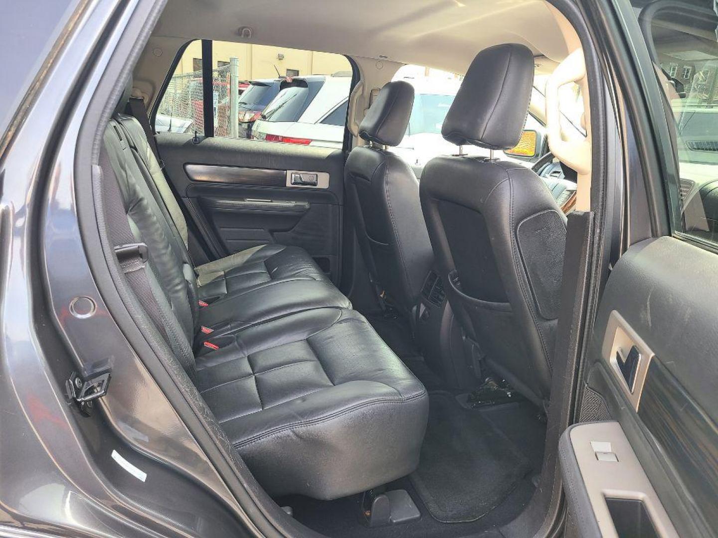 2007 GREY LINCOLN MKX AWD (2LMDU88C17B) with an 3.5L engine, Automatic transmission, located at 117 North Cameron Street, Harrisburg, PA, 17101, (717) 963-8962, 40.266762, -76.875259 - WE FINANCE!!! Good Credit/ Bad Credit/ No Credit - ALL Trade-Ins Welcomed!!! ***Guaranteed Credit Approval*** APPLY ONLINE or CALL us TODAY ;) Internet Prices and Marketplace Prices are SPECIAL discounted ***CASH DEALS*** Retail Prices are higher. Please call us to discuss your cash and finan - Photo#9