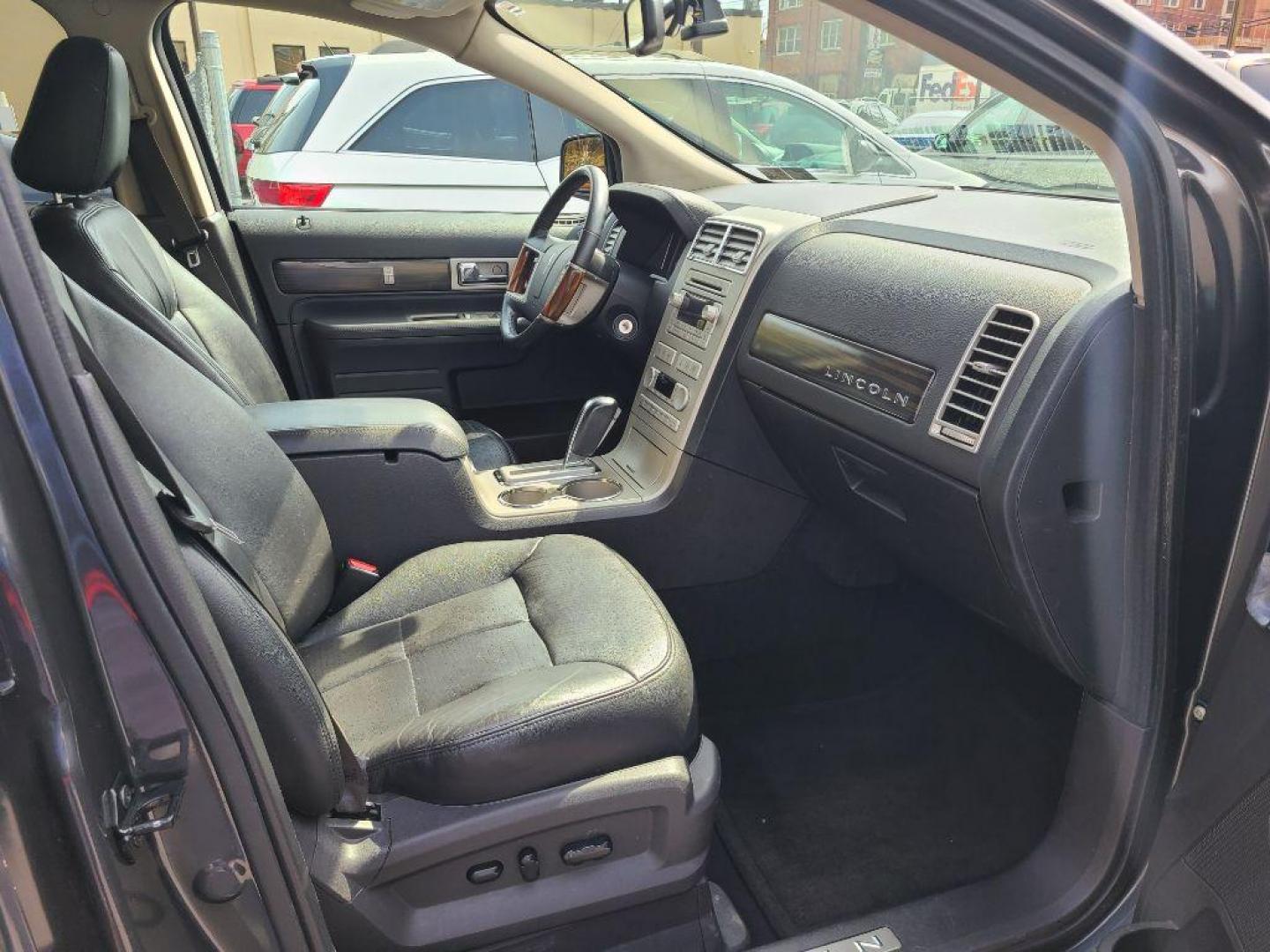 2007 GREY LINCOLN MKX AWD (2LMDU88C17B) with an 3.5L engine, Automatic transmission, located at 117 North Cameron Street, Harrisburg, PA, 17101, (717) 963-8962, 40.266762, -76.875259 - WE FINANCE!!! Good Credit/ Bad Credit/ No Credit - ALL Trade-Ins Welcomed!!! ***Guaranteed Credit Approval*** APPLY ONLINE or CALL us TODAY ;) Internet Prices and Marketplace Prices are SPECIAL discounted ***CASH DEALS*** Retail Prices are higher. Please call us to discuss your cash and finan - Photo#12