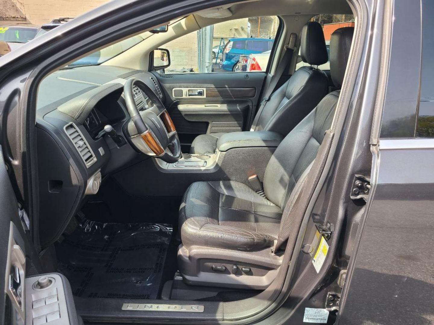 2007 GREY LINCOLN MKX AWD (2LMDU88C17B) with an 3.5L engine, Automatic transmission, located at 117 North Cameron Street, Harrisburg, PA, 17101, (717) 963-8962, 40.266762, -76.875259 - WE FINANCE!!! Good Credit/ Bad Credit/ No Credit - ALL Trade-Ins Welcomed!!! ***Guaranteed Credit Approval*** APPLY ONLINE or CALL us TODAY ;) Internet Prices and Marketplace Prices are SPECIAL discounted ***CASH DEALS*** Retail Prices are higher. Please call us to discuss your cash and finan - Photo#13