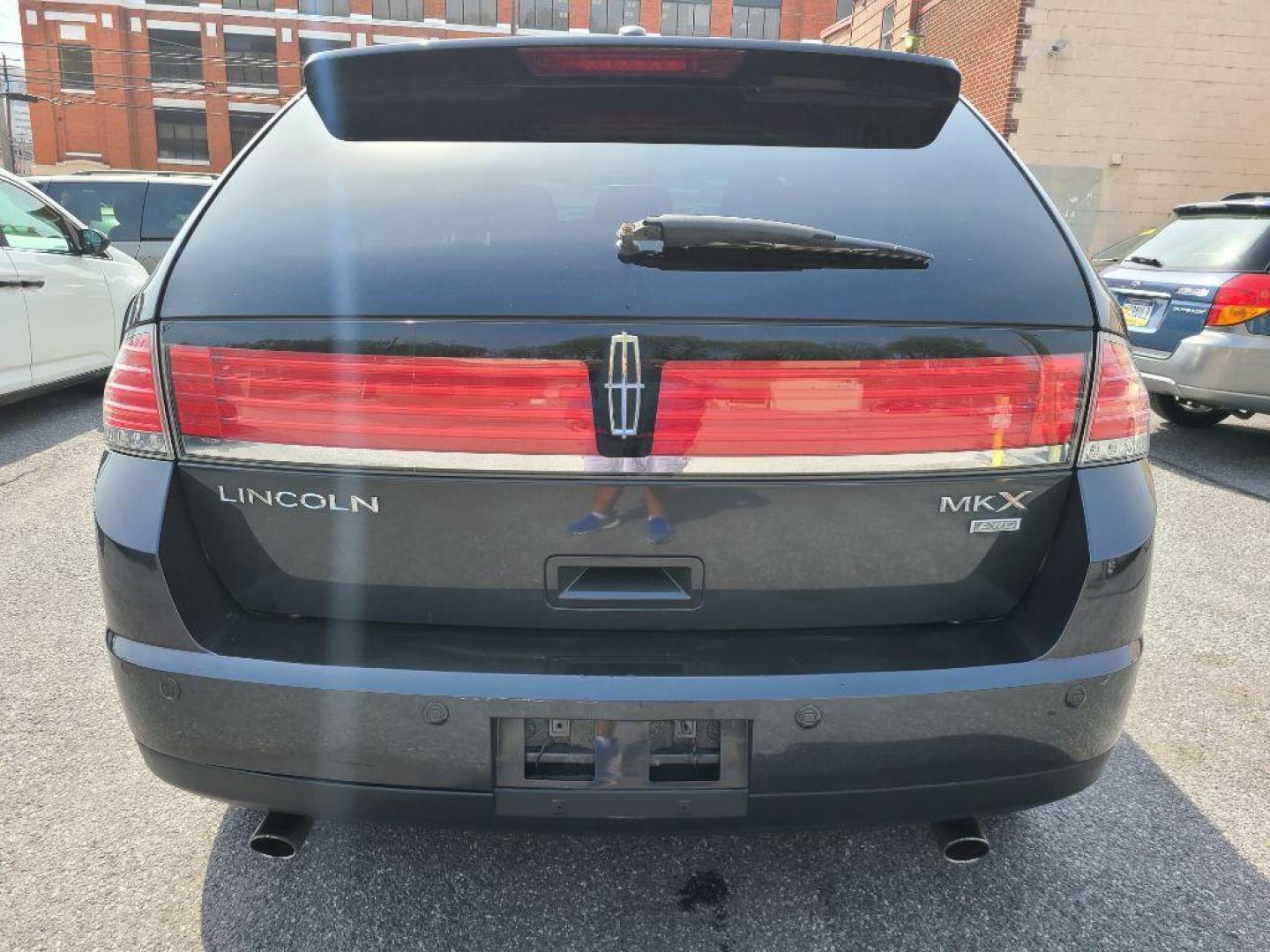 2007 GREY LINCOLN MKX AWD (2LMDU88C17B) with an 3.5L engine, Automatic transmission, located at 117 North Cameron Street, Harrisburg, PA, 17101, (717) 963-8962, 40.266762, -76.875259 - WE FINANCE!!! Good Credit/ Bad Credit/ No Credit - ALL Trade-Ins Welcomed!!! ***Guaranteed Credit Approval*** APPLY ONLINE or CALL us TODAY ;) Internet Prices and Marketplace Prices are SPECIAL discounted ***CASH DEALS*** Retail Prices are higher. Please call us to discuss your cash and finan - Photo#5