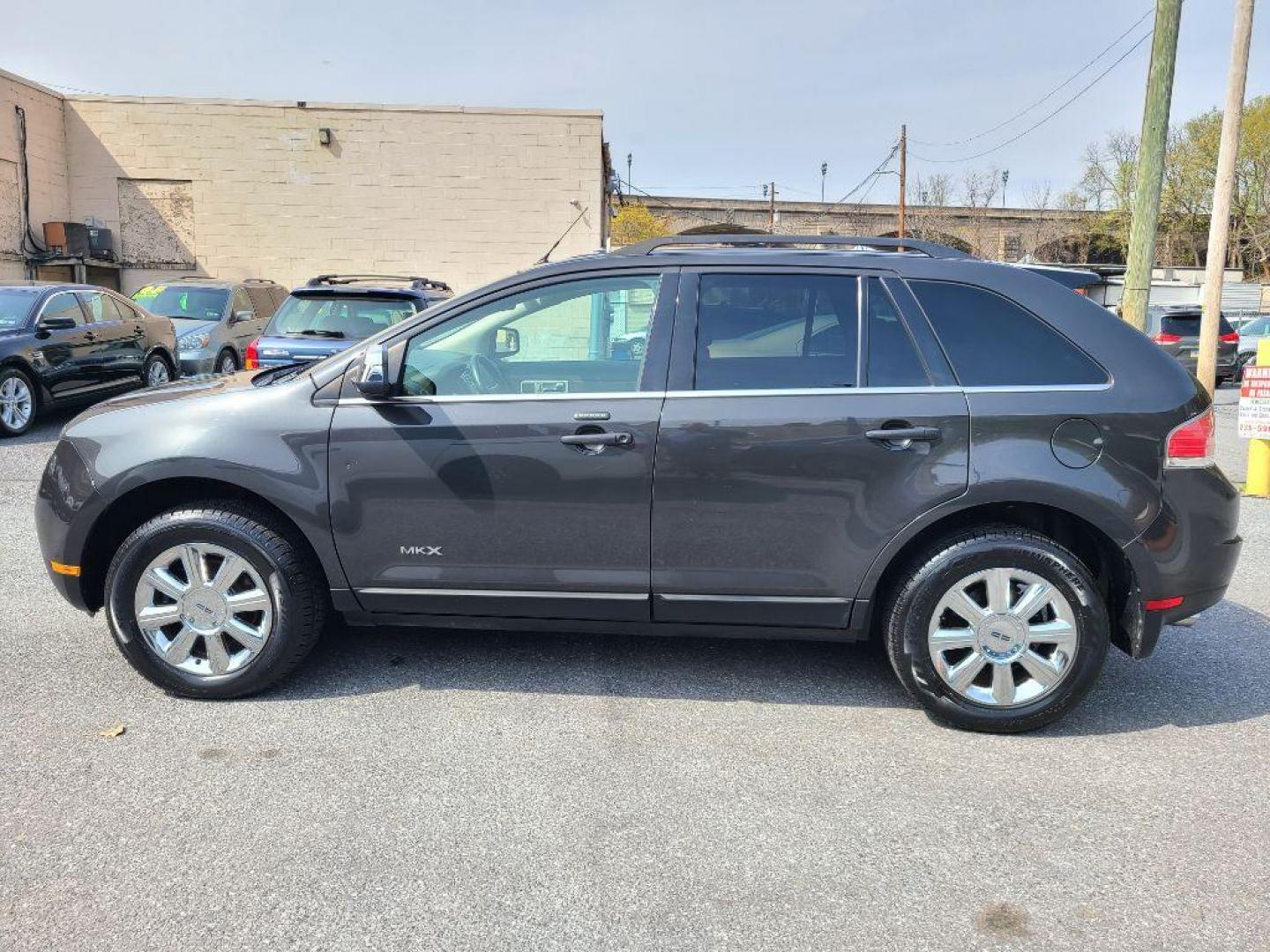 2007 GREY LINCOLN MKX AWD (2LMDU88C17B) with an 3.5L engine, Automatic transmission, located at 117 North Cameron Street, Harrisburg, PA, 17101, (717) 963-8962, 40.266762, -76.875259 - WE FINANCE!!! Good Credit/ Bad Credit/ No Credit - ALL Trade-Ins Welcomed!!! ***Guaranteed Credit Approval*** APPLY ONLINE or CALL us TODAY ;) Internet Prices and Marketplace Prices are SPECIAL discounted ***CASH DEALS*** Retail Prices are higher. Please call us to discuss your cash and finan - Photo#6