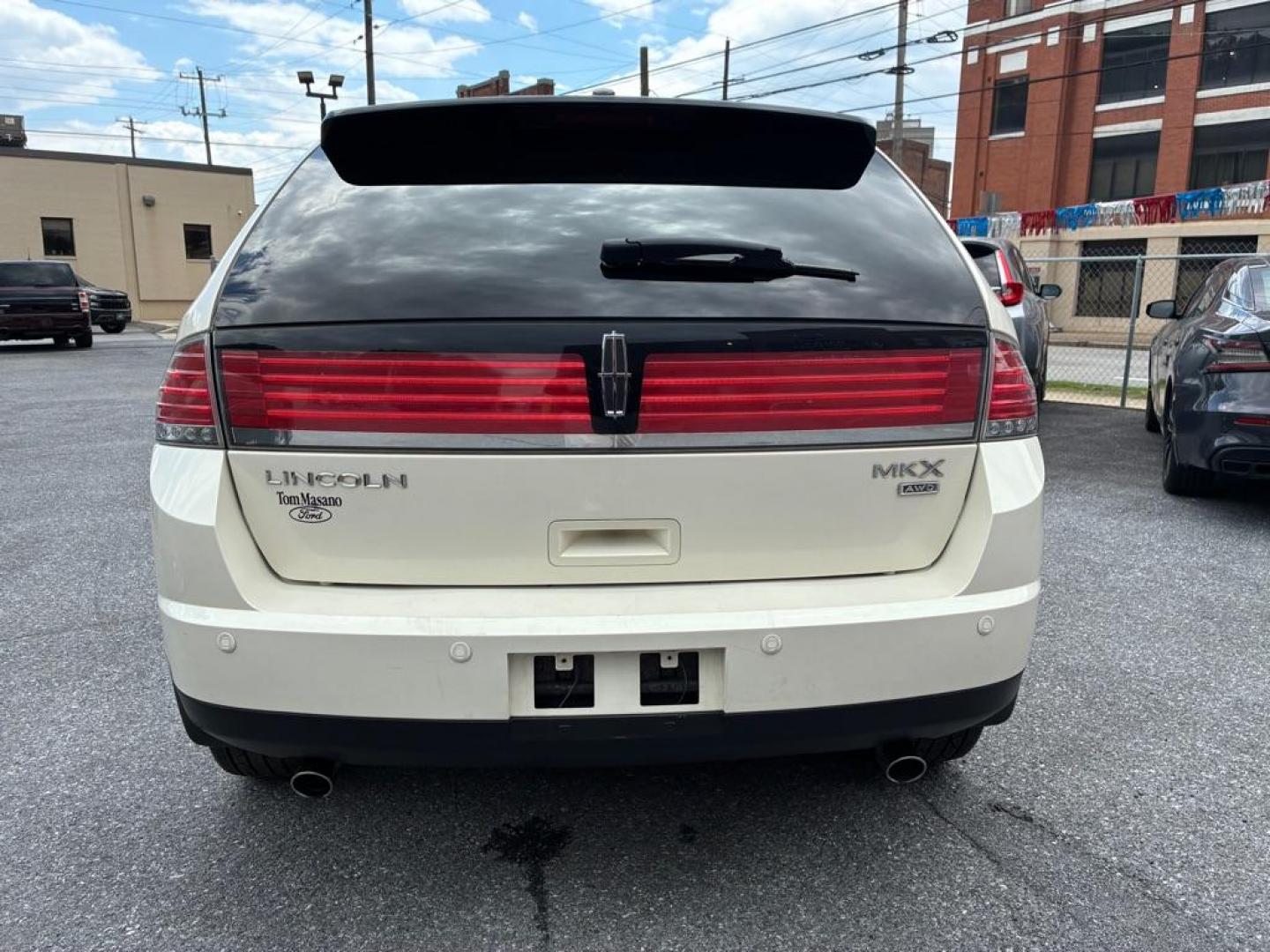 2007 WHITE LINCOLN MKX (2LMDU88C77B) with an 3.5L engine, Automatic transmission, located at 117 North Cameron Street, Harrisburg, PA, 17101, (717) 963-8962, 40.266762, -76.875259 - WE FINANCE!!! MOST vehicles are available for financing. Good Credit/ Challenged Credit/ No Credit - ALL Trade-Ins Welcomed!!! APPLY ONLINE or CALL us TODAY Please call us to discuss your cash and/or financing options. Thanks for checking our inventory! We're here to help. - Photo#3