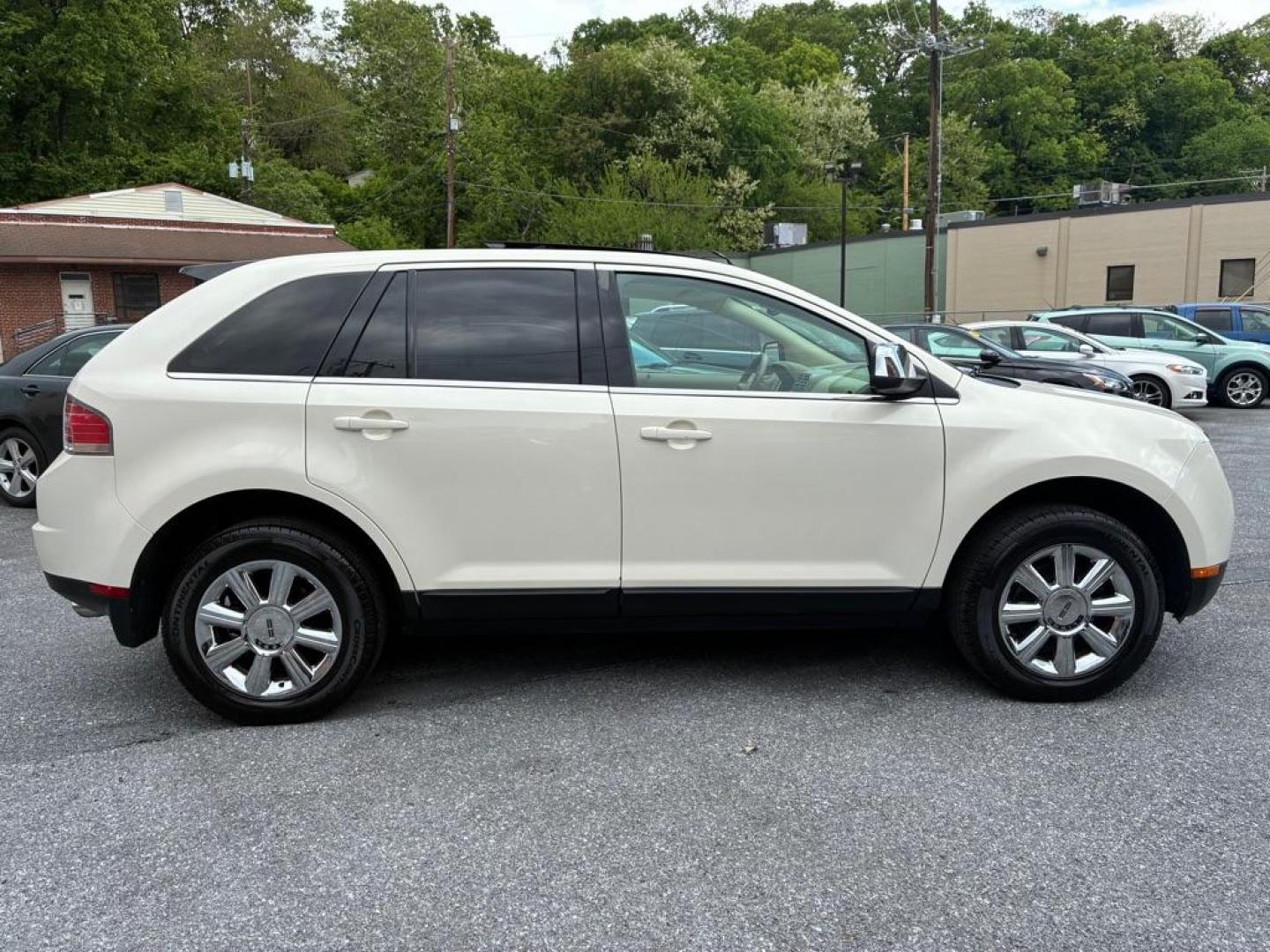 2007 WHITE LINCOLN MKX (2LMDU88C77B) with an 3.5L engine, Automatic transmission, located at 117 North Cameron Street, Harrisburg, PA, 17101, (717) 963-8962, 40.266762, -76.875259 - WE FINANCE!!! MOST vehicles are available for financing. Good Credit/ Challenged Credit/ No Credit - ALL Trade-Ins Welcomed!!! APPLY ONLINE or CALL us TODAY Please call us to discuss your cash and/or financing options. Thanks for checking our inventory! We're here to help. - Photo#5