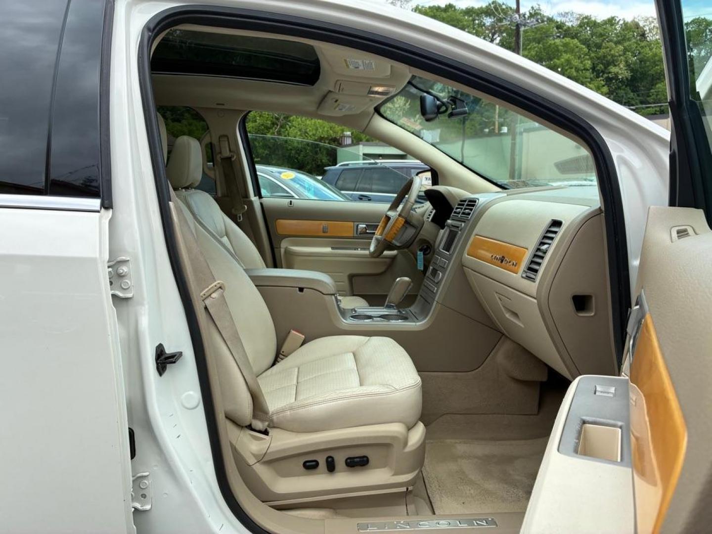 2007 WHITE LINCOLN MKX (2LMDU88C77B) with an 3.5L engine, Automatic transmission, located at 117 North Cameron Street, Harrisburg, PA, 17101, (717) 963-8962, 40.266762, -76.875259 - WE FINANCE!!! MOST vehicles are available for financing. Good Credit/ Challenged Credit/ No Credit - ALL Trade-Ins Welcomed!!! APPLY ONLINE or CALL us TODAY Please call us to discuss your cash and/or financing options. Thanks for checking our inventory! We're here to help. - Photo#8