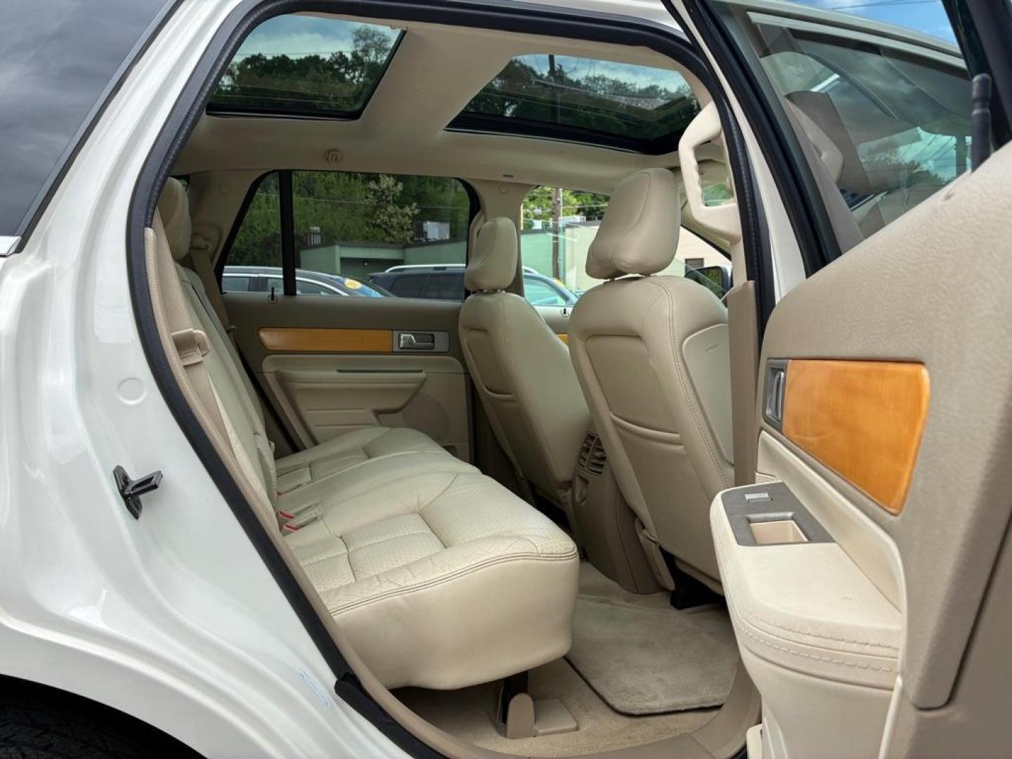 2007 WHITE LINCOLN MKX (2LMDU88C77B) with an 3.5L engine, Automatic transmission, located at 117 North Cameron Street, Harrisburg, PA, 17101, (717) 963-8962, 40.266762, -76.875259 - WE FINANCE!!! MOST vehicles are available for financing. Good Credit/ Challenged Credit/ No Credit - ALL Trade-Ins Welcomed!!! APPLY ONLINE or CALL us TODAY Please call us to discuss your cash and/or financing options. Thanks for checking our inventory! We're here to help. - Photo#9