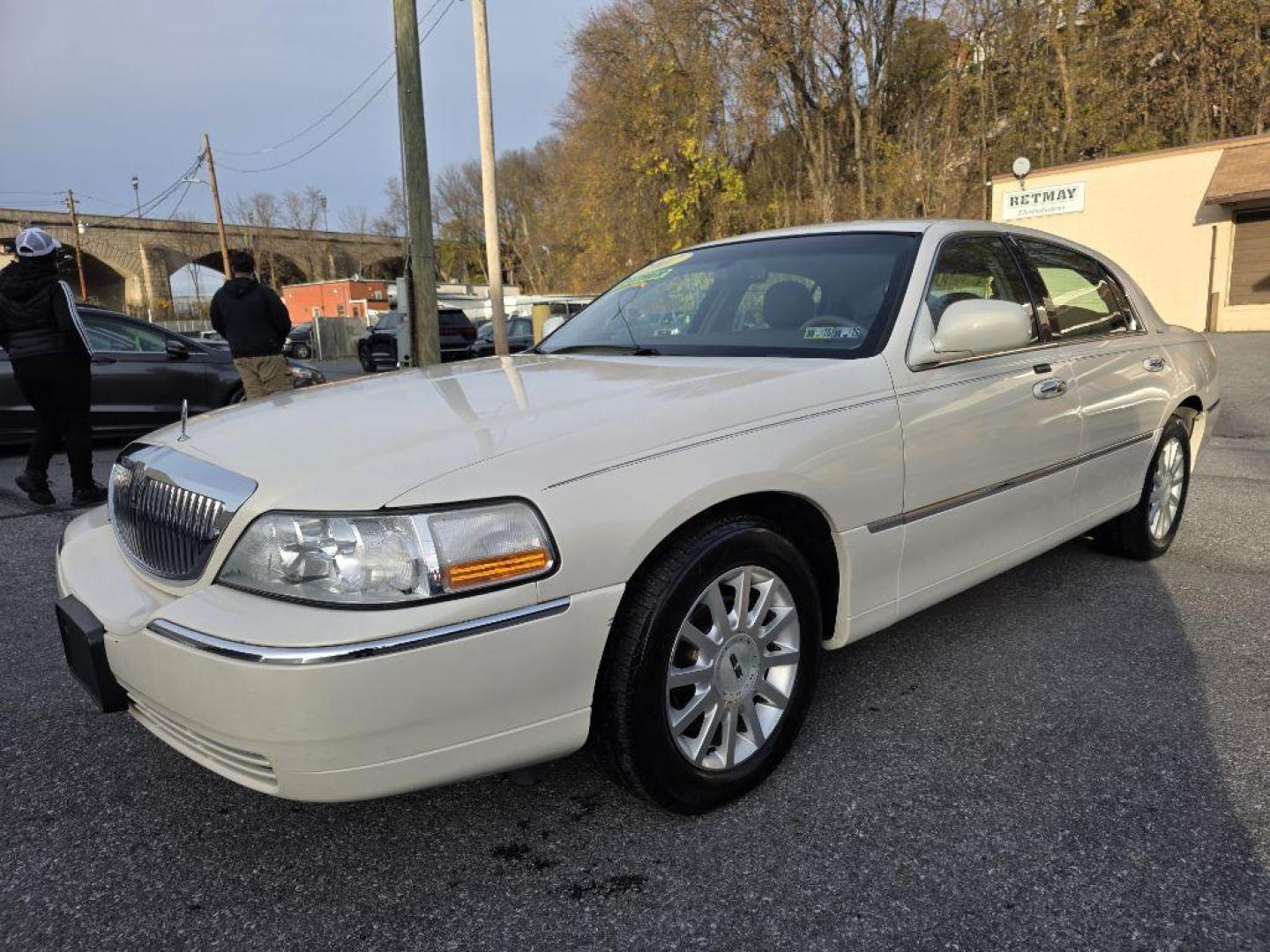 2007 WHITE LINCOLN TOWN CAR SIGNATURE (1LNHM81W77Y) with an 4.6L engine, Automatic transmission, located at 117 North Cameron Street, Harrisburg, PA, 17101, (717) 963-8962, 40.266762, -76.875259 - WE FINANCE!!! Good Credit/ Bad Credit/ No Credit - ALL Trade-Ins Welcomed!!! ***Guaranteed Credit Approval*** APPLY ONLINE or CALL us TODAY ;) Please call us to discuss your cash and financing options. - Photo#0