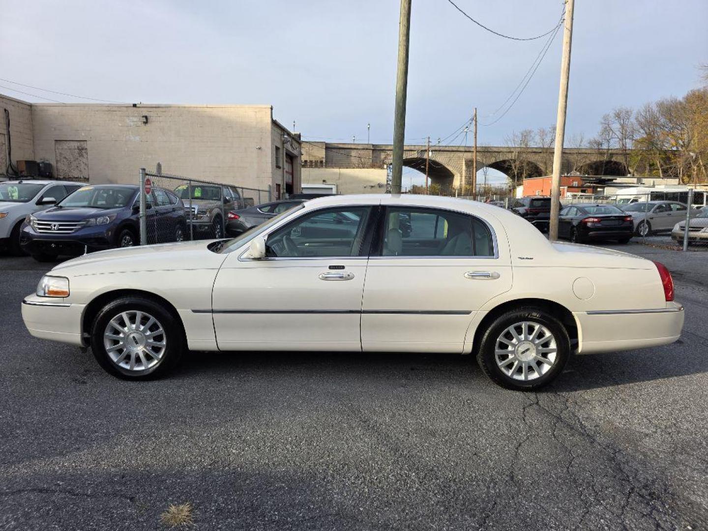 2007 WHITE LINCOLN TOWN CAR SIGNATURE (1LNHM81W77Y) with an 4.6L engine, Automatic transmission, located at 117 North Cameron Street, Harrisburg, PA, 17101, (717) 963-8962, 40.266762, -76.875259 - WE FINANCE!!! Good Credit/ Bad Credit/ No Credit - ALL Trade-Ins Welcomed!!! ***Guaranteed Credit Approval*** APPLY ONLINE or CALL us TODAY ;) Please call us to discuss your cash and financing options. - Photo#1