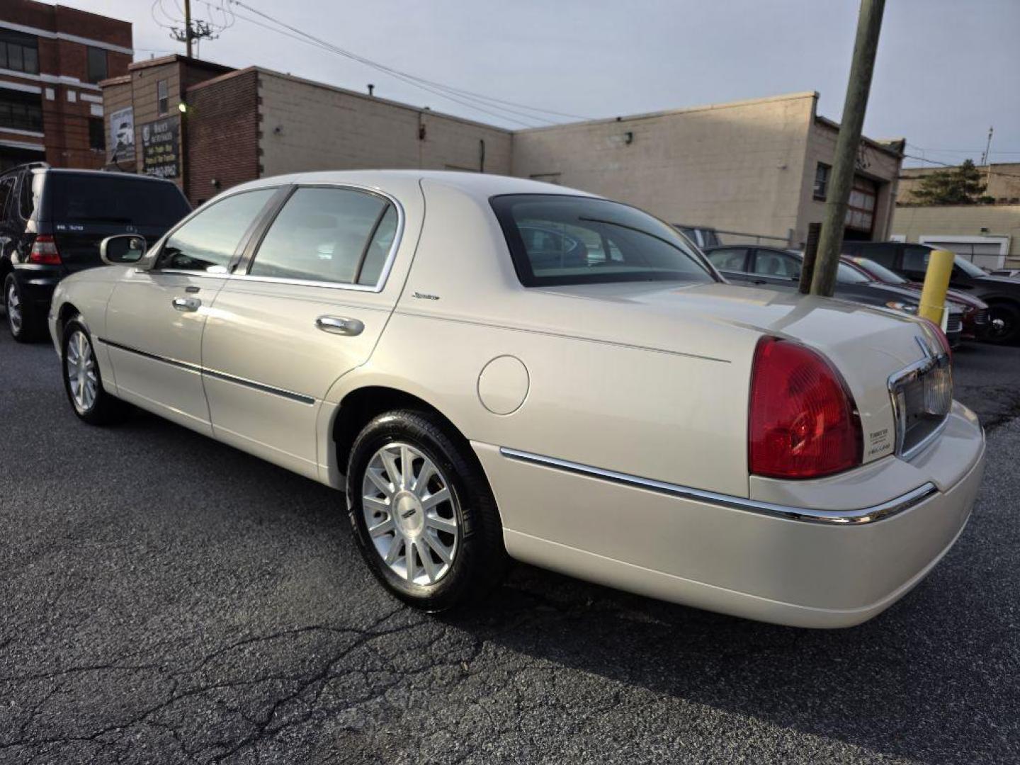 2007 WHITE LINCOLN TOWN CAR SIGNATURE (1LNHM81W77Y) with an 4.6L engine, Automatic transmission, located at 117 North Cameron Street, Harrisburg, PA, 17101, (717) 963-8962, 40.266762, -76.875259 - WE FINANCE!!! Good Credit/ Bad Credit/ No Credit - ALL Trade-Ins Welcomed!!! ***Guaranteed Credit Approval*** APPLY ONLINE or CALL us TODAY ;) Please call us to discuss your cash and financing options. - Photo#2