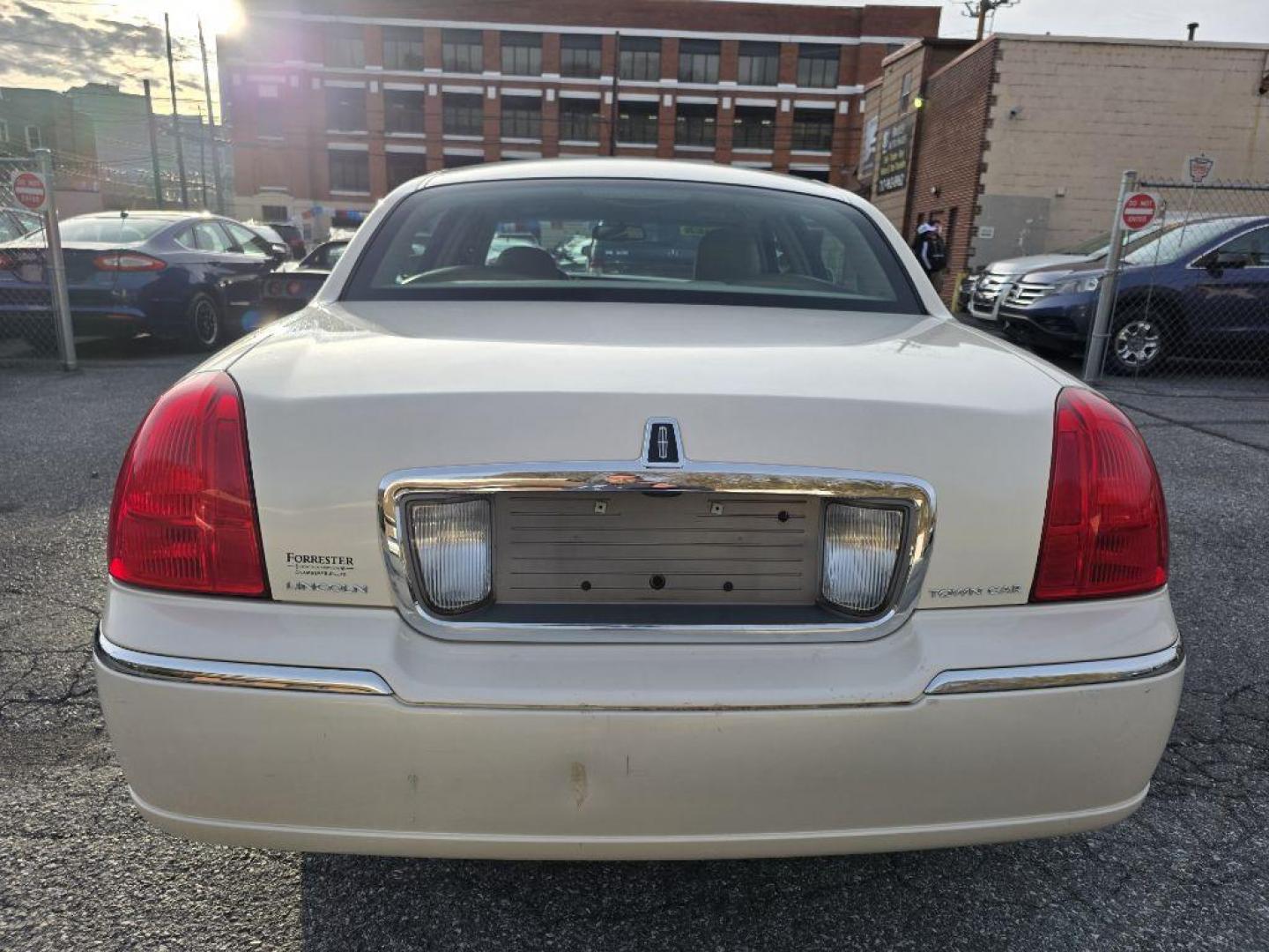 2007 WHITE LINCOLN TOWN CAR SIGNATURE (1LNHM81W77Y) with an 4.6L engine, Automatic transmission, located at 117 North Cameron Street, Harrisburg, PA, 17101, (717) 963-8962, 40.266762, -76.875259 - WE FINANCE!!! Good Credit/ Bad Credit/ No Credit - ALL Trade-Ins Welcomed!!! ***Guaranteed Credit Approval*** APPLY ONLINE or CALL us TODAY ;) Please call us to discuss your cash and financing options. - Photo#3