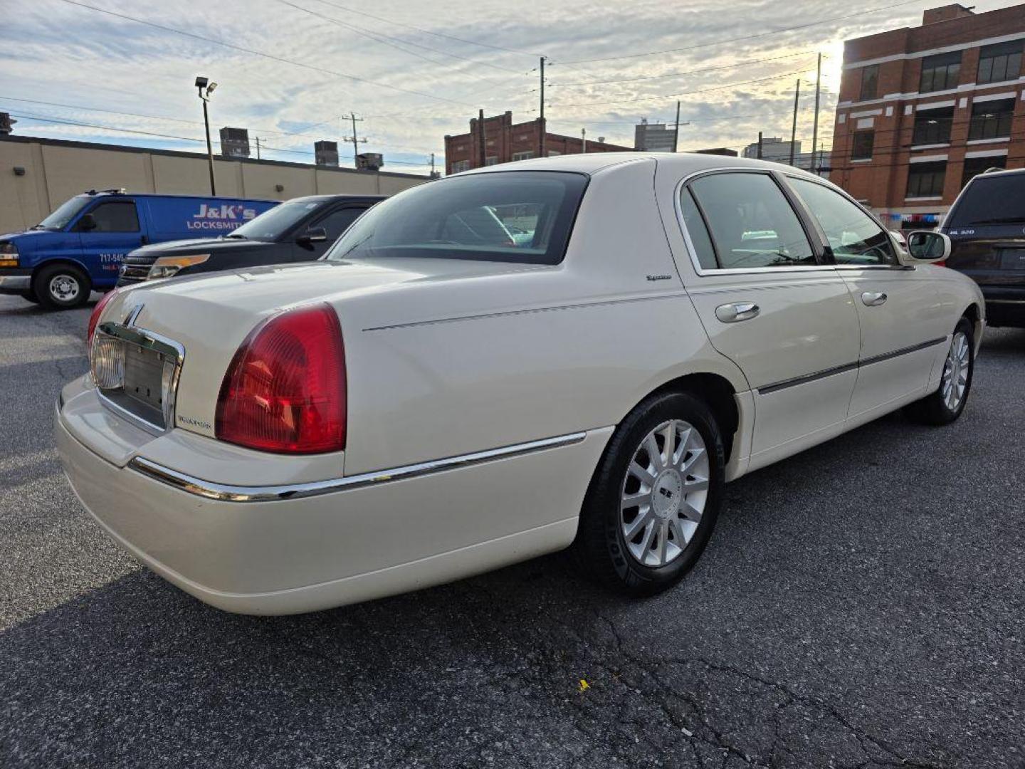 2007 WHITE LINCOLN TOWN CAR SIGNATURE (1LNHM81W77Y) with an 4.6L engine, Automatic transmission, located at 117 North Cameron Street, Harrisburg, PA, 17101, (717) 963-8962, 40.266762, -76.875259 - WE FINANCE!!! Good Credit/ Bad Credit/ No Credit - ALL Trade-Ins Welcomed!!! ***Guaranteed Credit Approval*** APPLY ONLINE or CALL us TODAY ;) Please call us to discuss your cash and financing options. - Photo#4