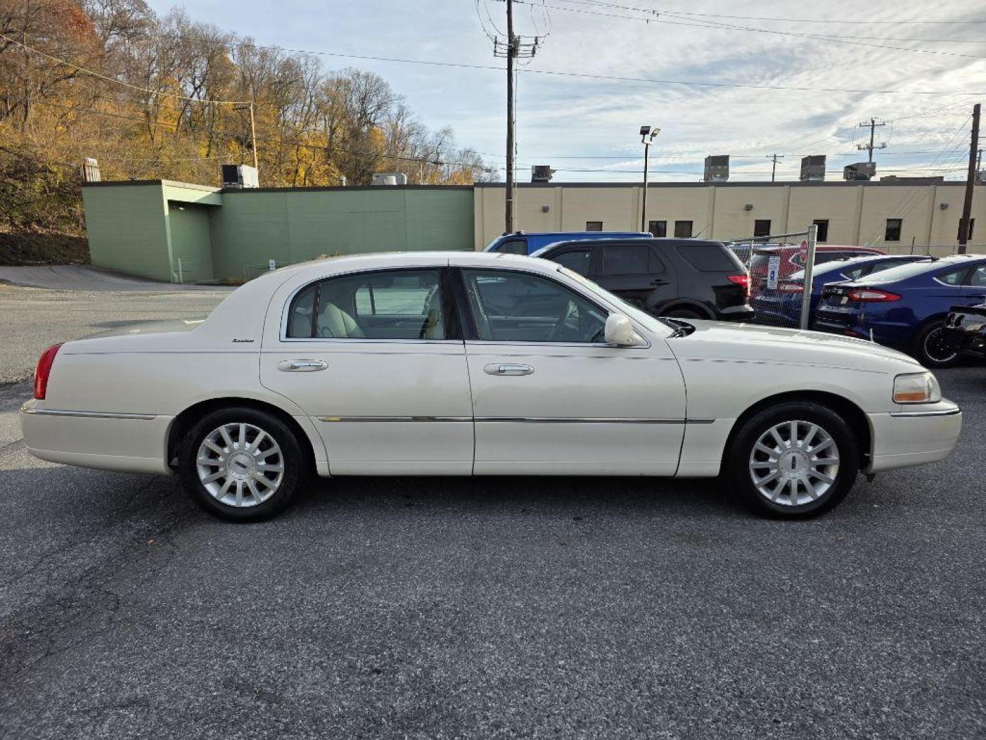 2007 WHITE LINCOLN TOWN CAR SIGNATURE (1LNHM81W77Y) with an 4.6L engine, Automatic transmission, located at 117 North Cameron Street, Harrisburg, PA, 17101, (717) 963-8962, 40.266762, -76.875259 - WE FINANCE!!! Good Credit/ Bad Credit/ No Credit - ALL Trade-Ins Welcomed!!! ***Guaranteed Credit Approval*** APPLY ONLINE or CALL us TODAY ;) Please call us to discuss your cash and financing options. - Photo#5