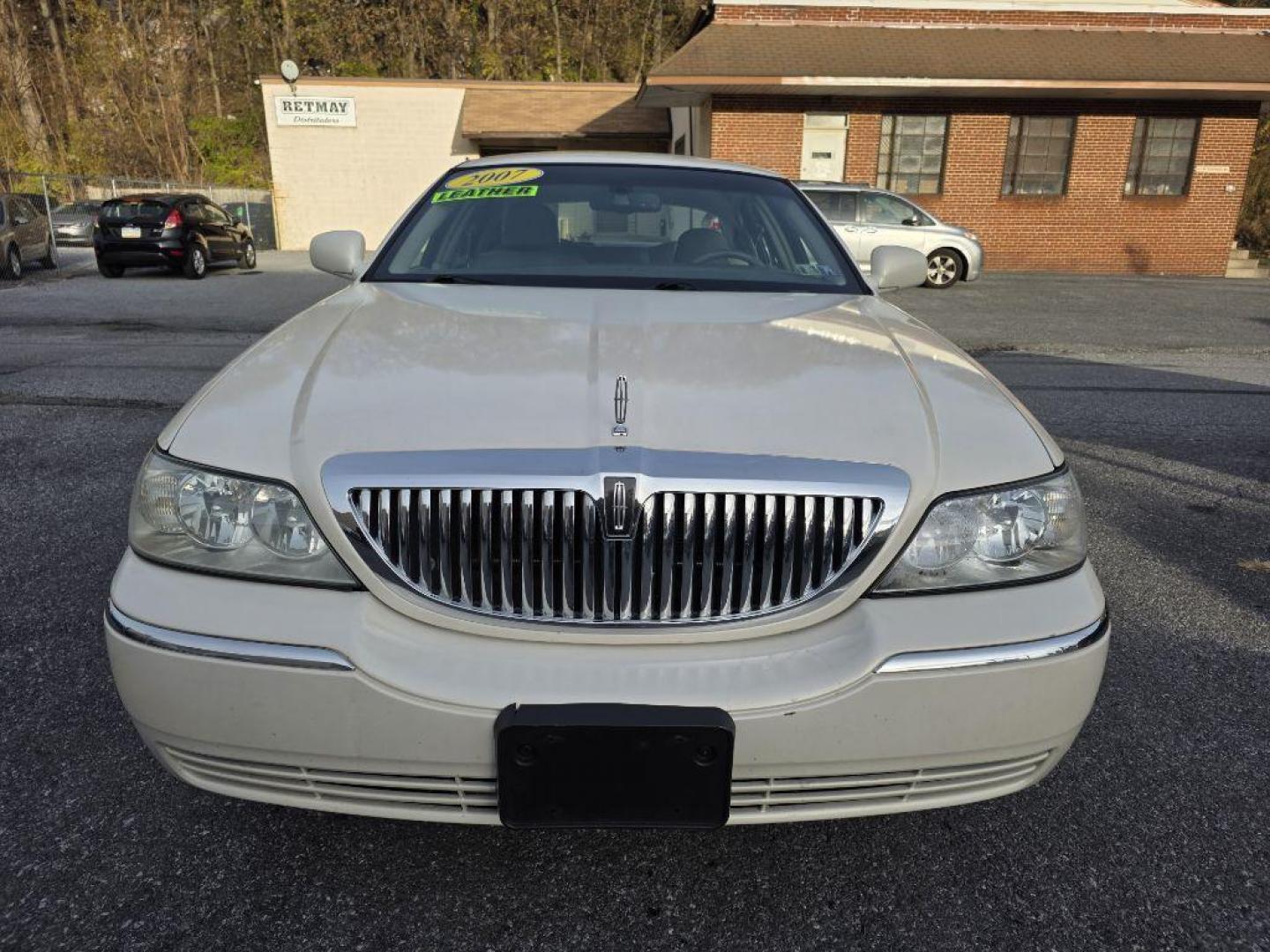 2007 WHITE LINCOLN TOWN CAR SIGNATURE (1LNHM81W77Y) with an 4.6L engine, Automatic transmission, located at 117 North Cameron Street, Harrisburg, PA, 17101, (717) 963-8962, 40.266762, -76.875259 - WE FINANCE!!! Good Credit/ Bad Credit/ No Credit - ALL Trade-Ins Welcomed!!! ***Guaranteed Credit Approval*** APPLY ONLINE or CALL us TODAY ;) Please call us to discuss your cash and financing options. - Photo#7