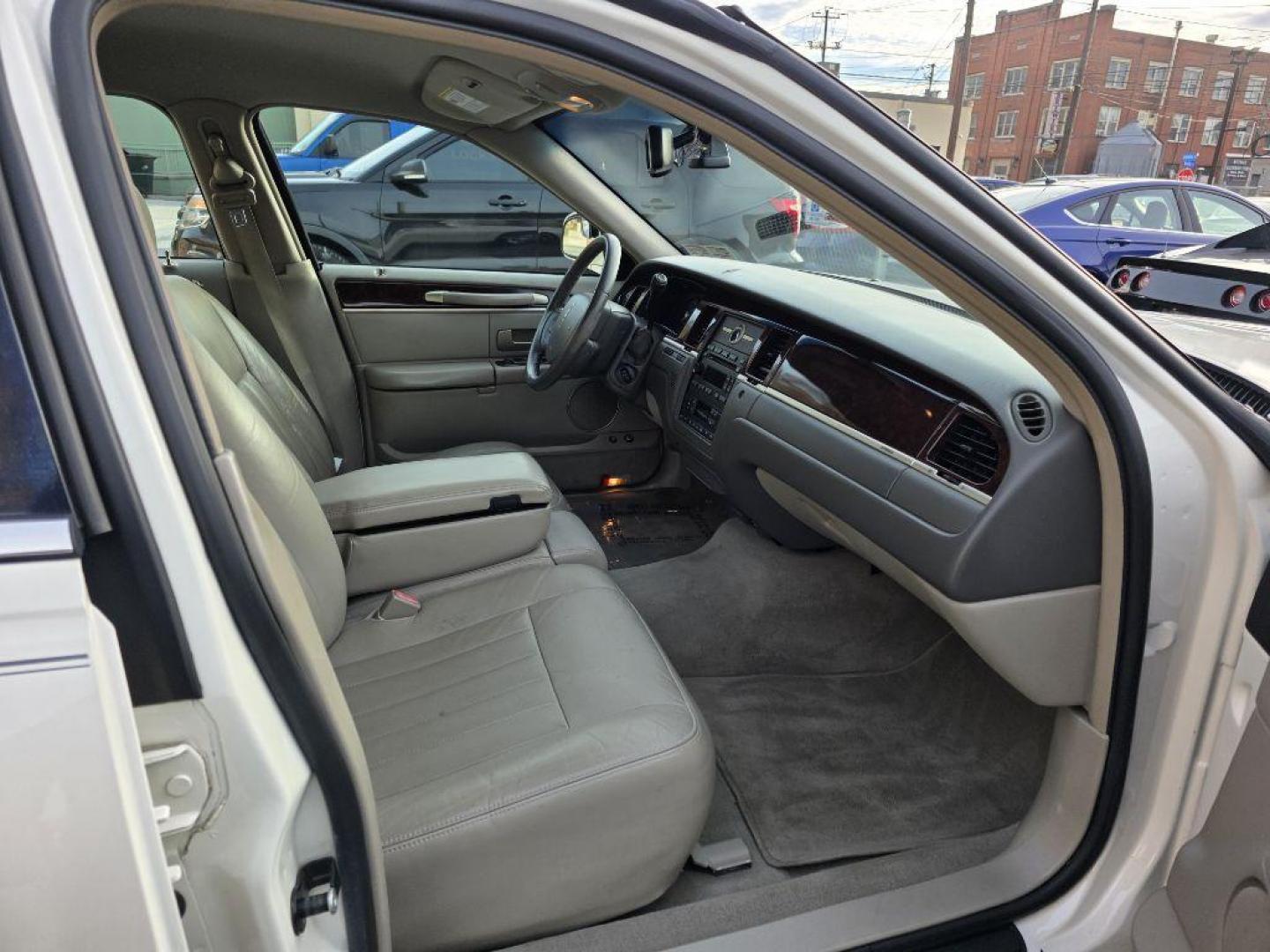 2007 WHITE LINCOLN TOWN CAR SIGNATURE (1LNHM81W77Y) with an 4.6L engine, Automatic transmission, located at 117 North Cameron Street, Harrisburg, PA, 17101, (717) 963-8962, 40.266762, -76.875259 - WE FINANCE!!! Good Credit/ Bad Credit/ No Credit - ALL Trade-Ins Welcomed!!! ***Guaranteed Credit Approval*** APPLY ONLINE or CALL us TODAY ;) Please call us to discuss your cash and financing options. - Photo#8
