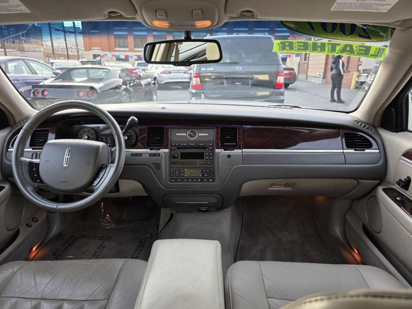 2007 WHITE LINCOLN TOWN CAR SIGNATURE (1LNHM81W77Y) with an 4.6L engine, Automatic transmission, located at 117 North Cameron Street, Harrisburg, PA, 17101, (717) 963-8962, 40.266762, -76.875259 - WE FINANCE!!! Good Credit/ Bad Credit/ No Credit - ALL Trade-Ins Welcomed!!! ***Guaranteed Credit Approval*** APPLY ONLINE or CALL us TODAY ;) Please call us to discuss your cash and financing options. - Photo#9