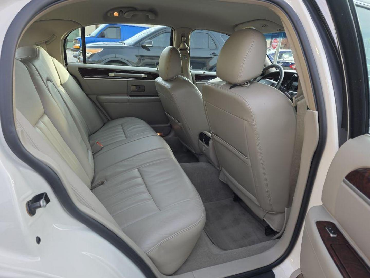 2007 WHITE LINCOLN TOWN CAR SIGNATURE (1LNHM81W77Y) with an 4.6L engine, Automatic transmission, located at 117 North Cameron Street, Harrisburg, PA, 17101, (717) 963-8962, 40.266762, -76.875259 - WE FINANCE!!! Good Credit/ Bad Credit/ No Credit - ALL Trade-Ins Welcomed!!! ***Guaranteed Credit Approval*** APPLY ONLINE or CALL us TODAY ;) Please call us to discuss your cash and financing options. - Photo#10