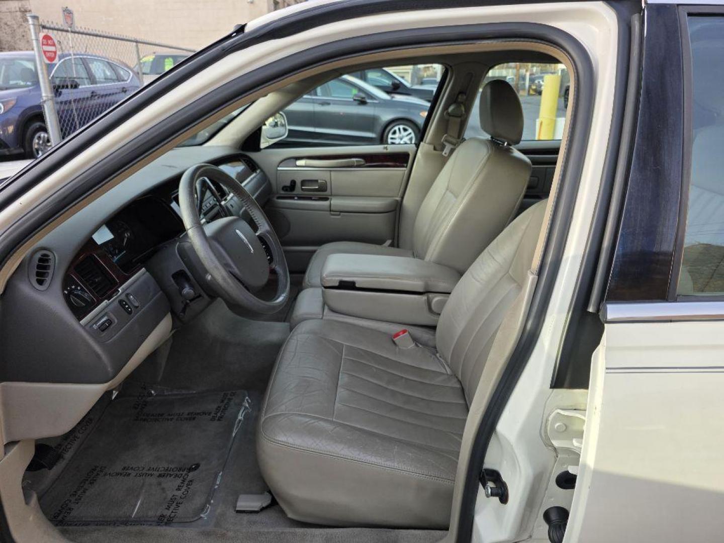 2007 WHITE LINCOLN TOWN CAR SIGNATURE (1LNHM81W77Y) with an 4.6L engine, Automatic transmission, located at 117 North Cameron Street, Harrisburg, PA, 17101, (717) 963-8962, 40.266762, -76.875259 - WE FINANCE!!! Good Credit/ Bad Credit/ No Credit - ALL Trade-Ins Welcomed!!! ***Guaranteed Credit Approval*** APPLY ONLINE or CALL us TODAY ;) Please call us to discuss your cash and financing options. - Photo#12