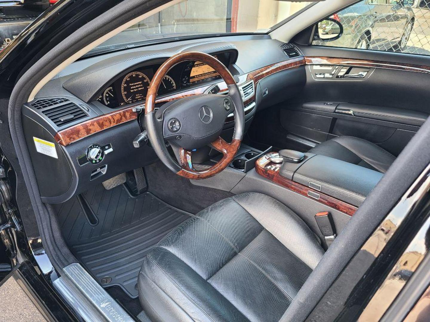 2007 BLACK MERCEDES-BENZ S-CLASS S550 (WDDNG71X67A) with an 5.5L engine, Automatic transmission, located at 117 North Cameron Street, Harrisburg, PA, 17101, (717) 963-8962, 40.266762, -76.875259 - WE FINANCE!!! Good Credit/ Bad Credit/ No Credit - ALL Trade-Ins Welcomed!!! ***Guaranteed Credit Approval*** APPLY ONLINE or CALL us TODAY ;) Internet Prices and Marketplace Prices are SPECIAL discounted ***CASH DEALS*** Retail Prices are higher. Please call us to discuss your cash and finan - Photo#11