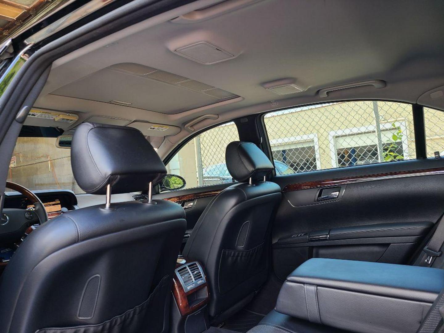 2007 BLACK MERCEDES-BENZ S-CLASS S550 (WDDNG71X67A) with an 5.5L engine, Automatic transmission, located at 117 North Cameron Street, Harrisburg, PA, 17101, (717) 963-8962, 40.266762, -76.875259 - WE FINANCE!!! Good Credit/ Bad Credit/ No Credit - ALL Trade-Ins Welcomed!!! ***Guaranteed Credit Approval*** APPLY ONLINE or CALL us TODAY ;) Internet Prices and Marketplace Prices are SPECIAL discounted ***CASH DEALS*** Retail Prices are higher. Please call us to discuss your cash and finan - Photo#2