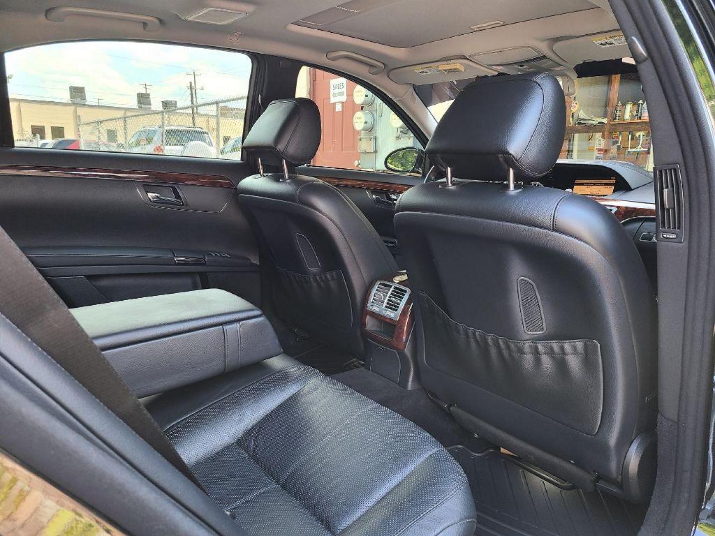 2007 BLACK MERCEDES-BENZ S-CLASS S550 (WDDNG71X67A) with an 5.5L engine, Automatic transmission, located at 117 North Cameron Street, Harrisburg, PA, 17101, (717) 963-8962, 40.266762, -76.875259 - WE FINANCE!!! Good Credit/ Bad Credit/ No Credit - ALL Trade-Ins Welcomed!!! ***Guaranteed Credit Approval*** APPLY ONLINE or CALL us TODAY ;) Internet Prices and Marketplace Prices are SPECIAL discounted ***CASH DEALS*** Retail Prices are higher. Please call us to discuss your cash and finan - Photo#4