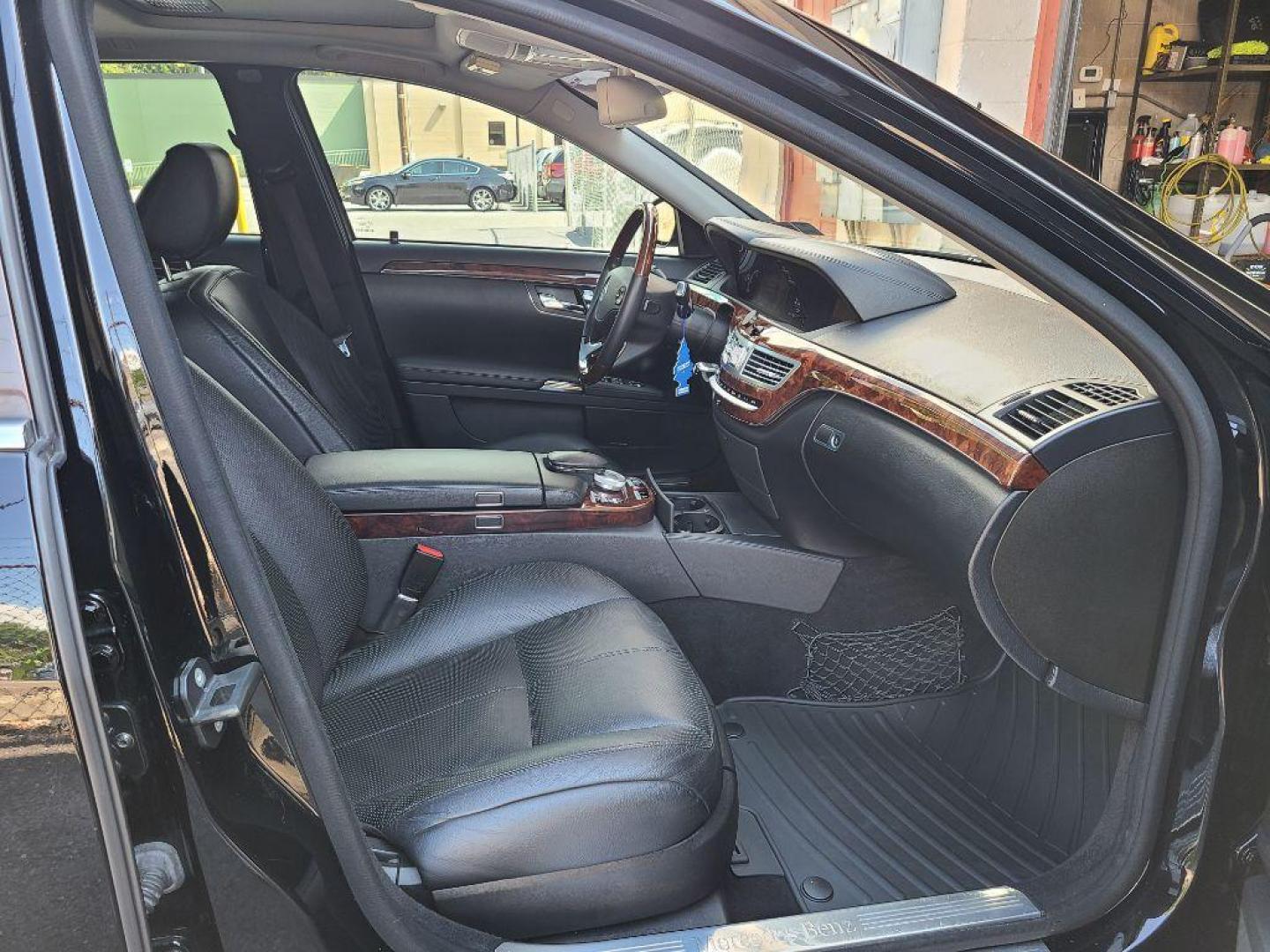 2007 BLACK MERCEDES-BENZ S-CLASS S550 (WDDNG71X67A) with an 5.5L engine, Automatic transmission, located at 117 North Cameron Street, Harrisburg, PA, 17101, (717) 963-8962, 40.266762, -76.875259 - WE FINANCE!!! Good Credit/ Bad Credit/ No Credit - ALL Trade-Ins Welcomed!!! ***Guaranteed Credit Approval*** APPLY ONLINE or CALL us TODAY ;) Internet Prices and Marketplace Prices are SPECIAL discounted ***CASH DEALS*** Retail Prices are higher. Please call us to discuss your cash and finan - Photo#6