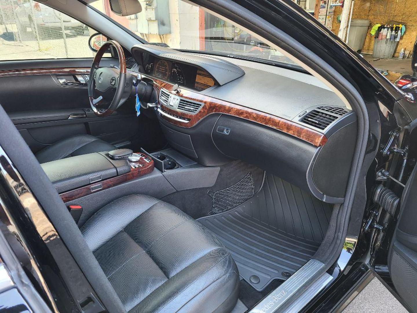 2007 BLACK MERCEDES-BENZ S-CLASS S550 (WDDNG71X67A) with an 5.5L engine, Automatic transmission, located at 117 North Cameron Street, Harrisburg, PA, 17101, (717) 963-8962, 40.266762, -76.875259 - WE FINANCE!!! Good Credit/ Bad Credit/ No Credit - ALL Trade-Ins Welcomed!!! ***Guaranteed Credit Approval*** APPLY ONLINE or CALL us TODAY ;) Internet Prices and Marketplace Prices are SPECIAL discounted ***CASH DEALS*** Retail Prices are higher. Please call us to discuss your cash and finan - Photo#7