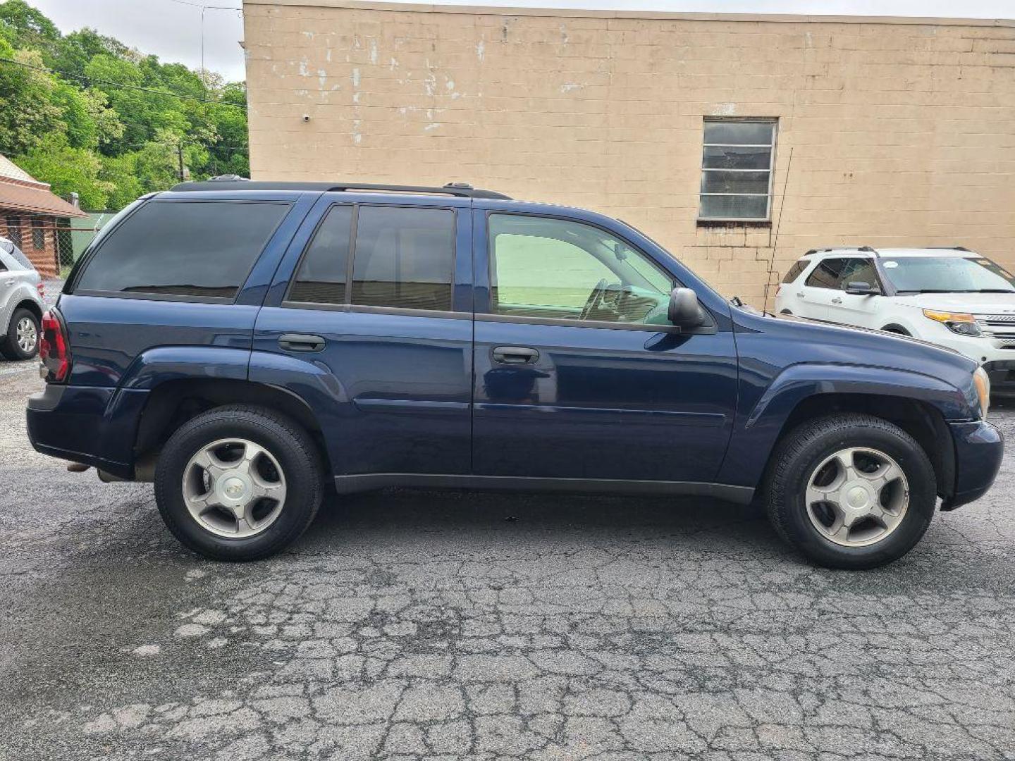 2008 BLUE CHEVROLET TRAILBLAZER LS (1GNDT13S782) with an 4.2L engine, Automatic transmission, located at 117 North Cameron Street, Harrisburg, PA, 17101, (717) 963-8962, 40.266762, -76.875259 - WE FINANCE!!! Good Credit/ Bad Credit/ No Credit - ALL Trade-Ins Welcomed!!! ***Guaranteed Credit Approval*** APPLY ONLINE or CALL us TODAY ;) Internet Prices and Marketplace Prices are SPECIAL discounted ***CASH DEALS*** Retail Prices are higher. Please call us to discuss your cash and finan - Photo#4