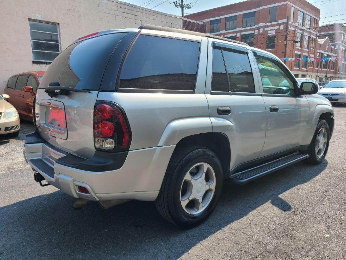 2008 SILVER CHEVROLET TRAILBLAZER LS (1GNDT13S982) with an 4.2L engine, Automatic transmission, located at 117 North Cameron Street, Harrisburg, PA, 17101, (717) 963-8962, 40.266762, -76.875259 - WE FINANCE!!! Good Credit/ Bad Credit/ No Credit - ALL Trade-Ins Welcomed!!! ***Guaranteed Credit Approval*** APPLY ONLINE or CALL us TODAY ;) Internet Prices and Marketplace Prices are SPECIAL discounted ***CASH DEALS*** Retail Prices are higher. Please call us to discuss your cash and finan - Photo#4