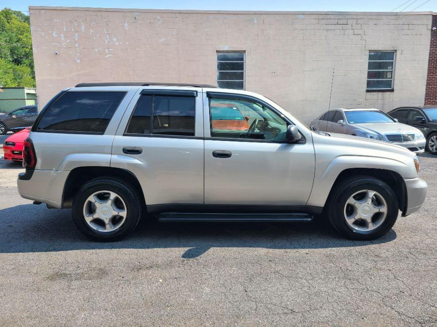 2008 SILVER CHEVROLET TRAILBLAZER LS (1GNDT13S982) with an 4.2L engine, Automatic transmission, located at 117 North Cameron Street, Harrisburg, PA, 17101, (717) 963-8962, 40.266762, -76.875259 - WE FINANCE!!! Good Credit/ Bad Credit/ No Credit - ALL Trade-Ins Welcomed!!! ***Guaranteed Credit Approval*** APPLY ONLINE or CALL us TODAY ;) Internet Prices and Marketplace Prices are SPECIAL discounted ***CASH DEALS*** Retail Prices are higher. Please call us to discuss your cash and finan - Photo#5