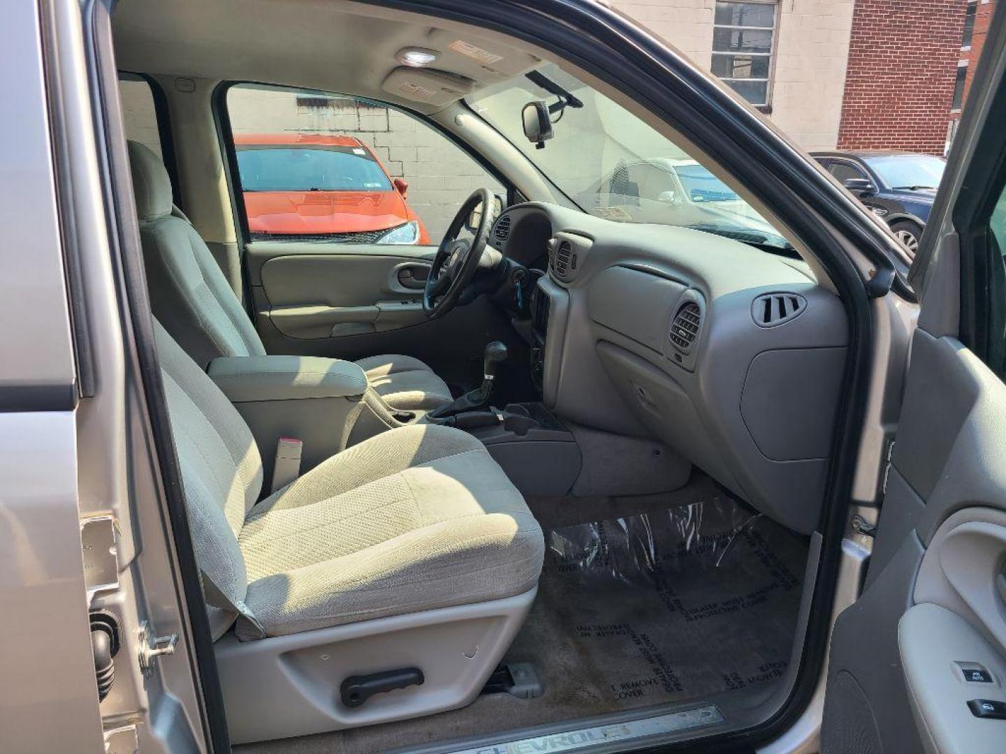 2008 SILVER CHEVROLET TRAILBLAZER LS (1GNDT13S982) with an 4.2L engine, Automatic transmission, located at 117 North Cameron Street, Harrisburg, PA, 17101, (717) 963-8962, 40.266762, -76.875259 - WE FINANCE!!! Good Credit/ Bad Credit/ No Credit - ALL Trade-Ins Welcomed!!! ***Guaranteed Credit Approval*** APPLY ONLINE or CALL us TODAY ;) Internet Prices and Marketplace Prices are SPECIAL discounted ***CASH DEALS*** Retail Prices are higher. Please call us to discuss your cash and finan - Photo#8