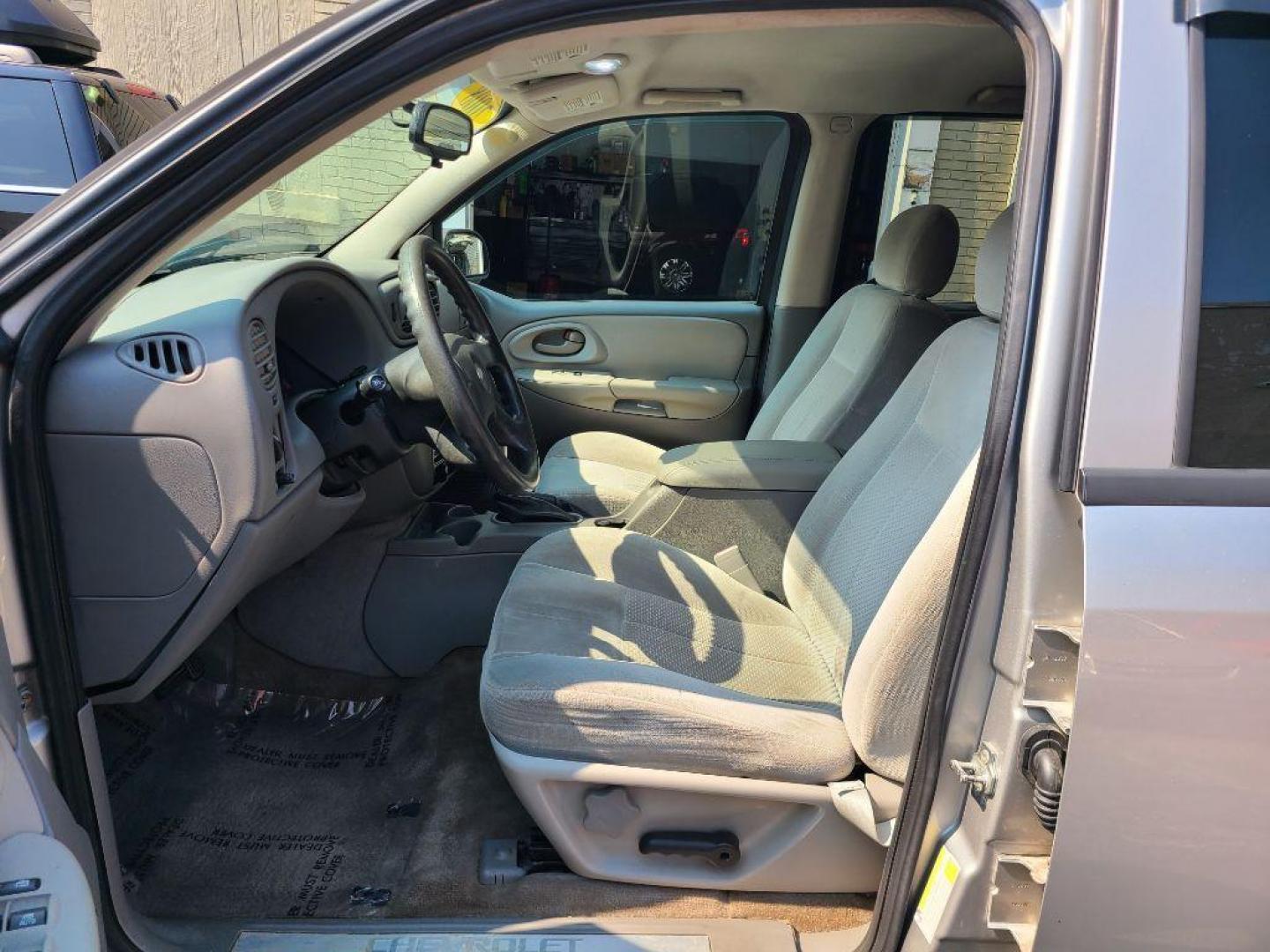 2008 SILVER CHEVROLET TRAILBLAZER LS (1GNDT13S982) with an 4.2L engine, Automatic transmission, located at 117 North Cameron Street, Harrisburg, PA, 17101, (717) 963-8962, 40.266762, -76.875259 - WE FINANCE!!! Good Credit/ Bad Credit/ No Credit - ALL Trade-Ins Welcomed!!! ***Guaranteed Credit Approval*** APPLY ONLINE or CALL us TODAY ;) Internet Prices and Marketplace Prices are SPECIAL discounted ***CASH DEALS*** Retail Prices are higher. Please call us to discuss your cash and finan - Photo#13