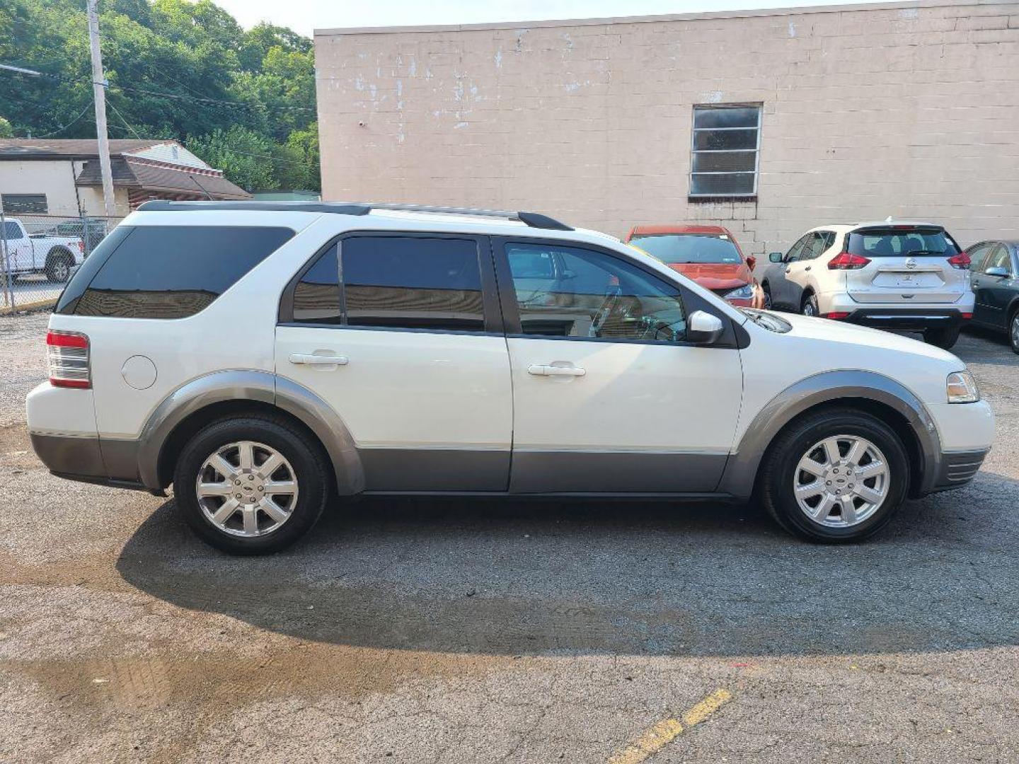 2008 WHITE FORD TAURUS X SEL (1FMDK05W08G) with an 3.5L engine, Automatic transmission, located at 117 North Cameron Street, Harrisburg, PA, 17101, (717) 963-8962, 40.266762, -76.875259 - WE FINANCE!!! Good Credit/ Bad Credit/ No Credit - ALL Trade-Ins Welcomed!!! ***Guaranteed Credit Approval*** APPLY ONLINE or CALL us TODAY ;) Internet Prices and Marketplace Prices are SPECIAL discounted ***CASH DEALS*** Retail Prices are higher. Please call us to discuss your cash and finan - Photo#5