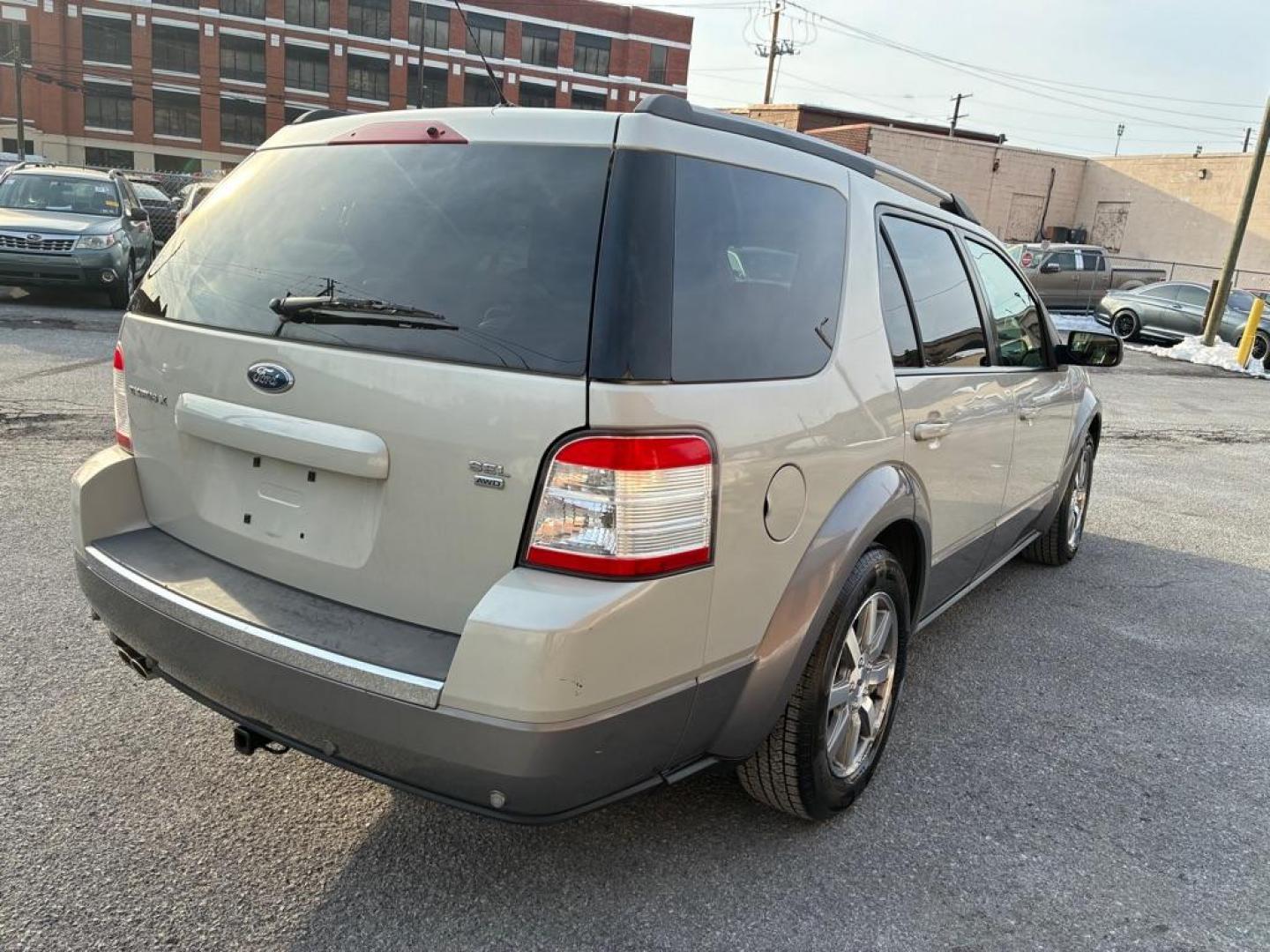2008 GRAY FORD TAURUS X SEL (1FMDK05W38G) with an 3.5L engine, Automatic transmission, located at 117 North Cameron Street, Harrisburg, PA, 17101, (717) 963-8962, 40.266762, -76.875259 - WE FINANCE!!! Good Credit/ Challenged Credit/ No Credit - ALL Trade-Ins Welcomed!!! APPLY ONLINE or CALL us TODAY ;) Please call us to discuss your cash and/or financing options. - Photo#4